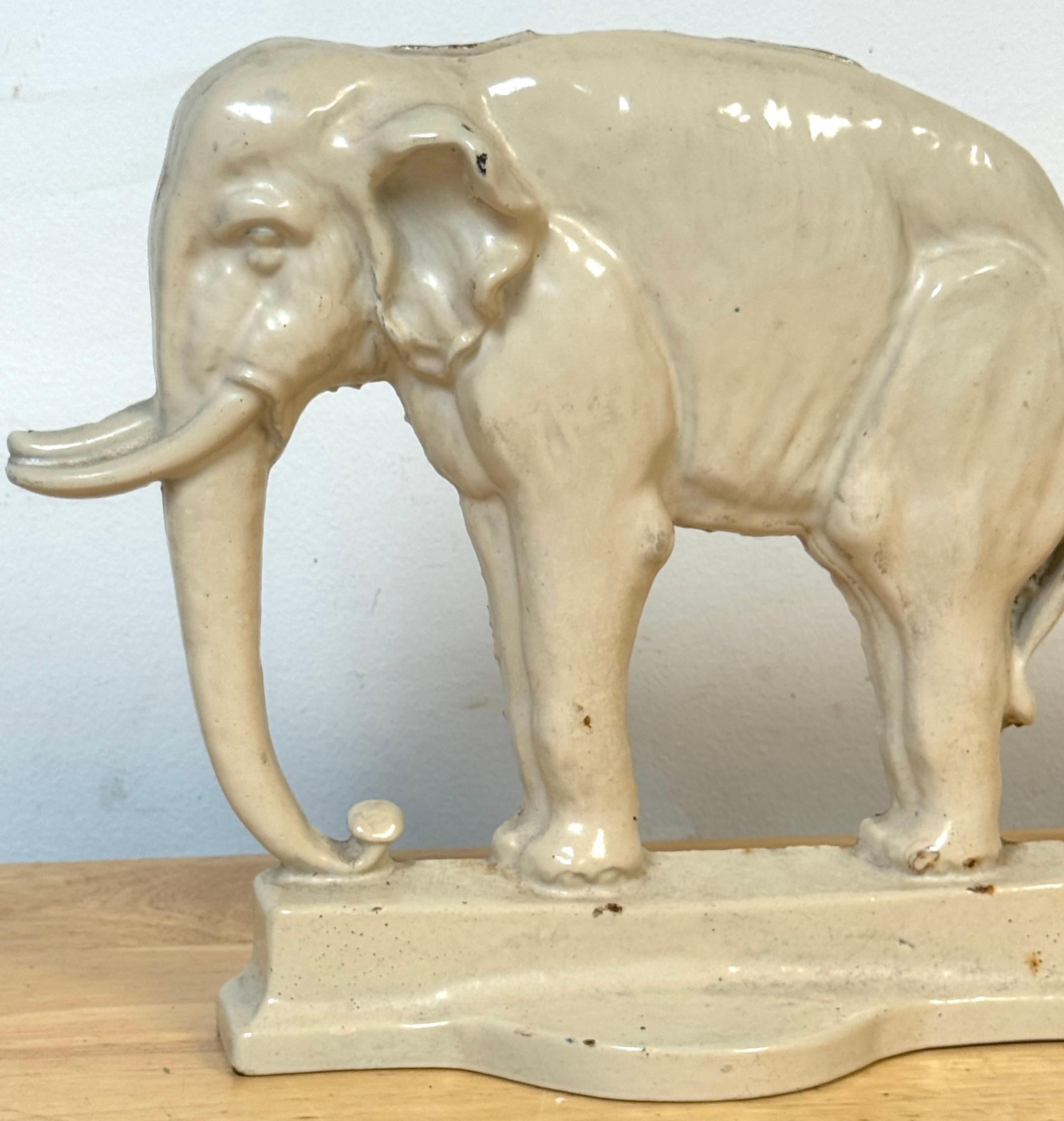 Pieno vittoriano Raro fermaporta inglese del XIX secolo in ghisa smaltata raffigurante Jumbo l'elefante in vendita