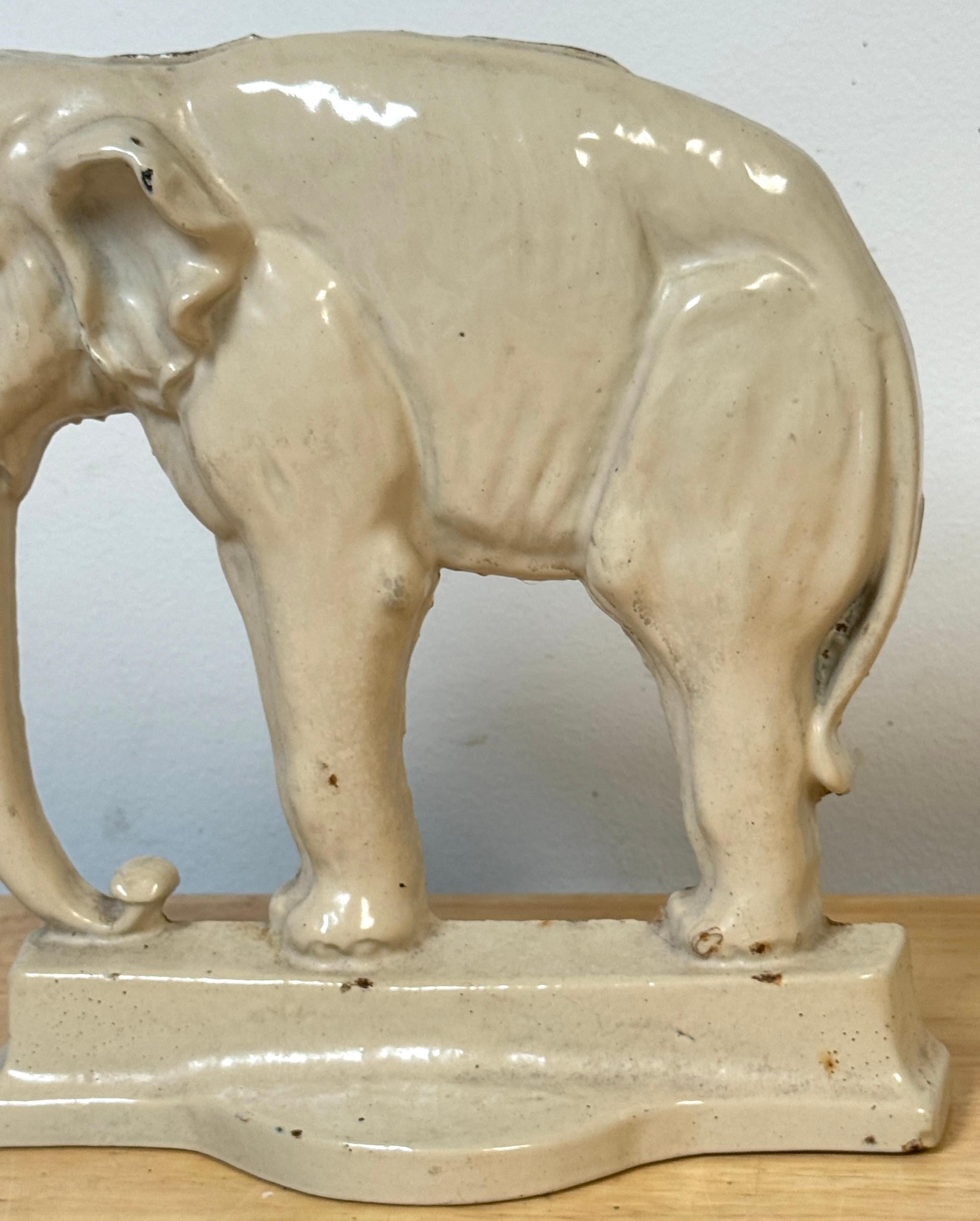 Inglese Raro fermaporta inglese del XIX secolo in ghisa smaltata raffigurante Jumbo l'elefante in vendita