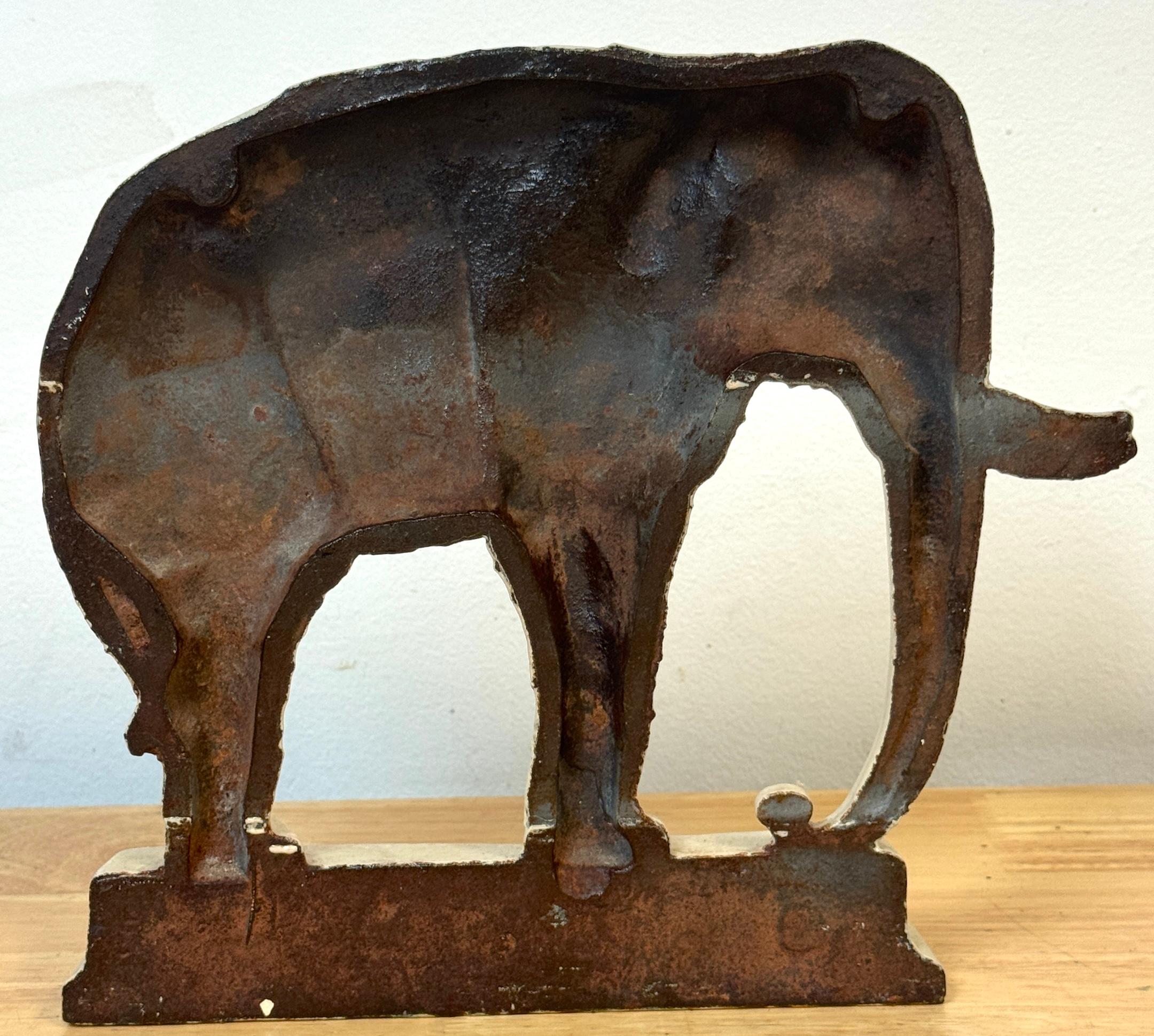 Ferro Raro fermaporta inglese del XIX secolo in ghisa smaltata raffigurante Jumbo l'elefante in vendita