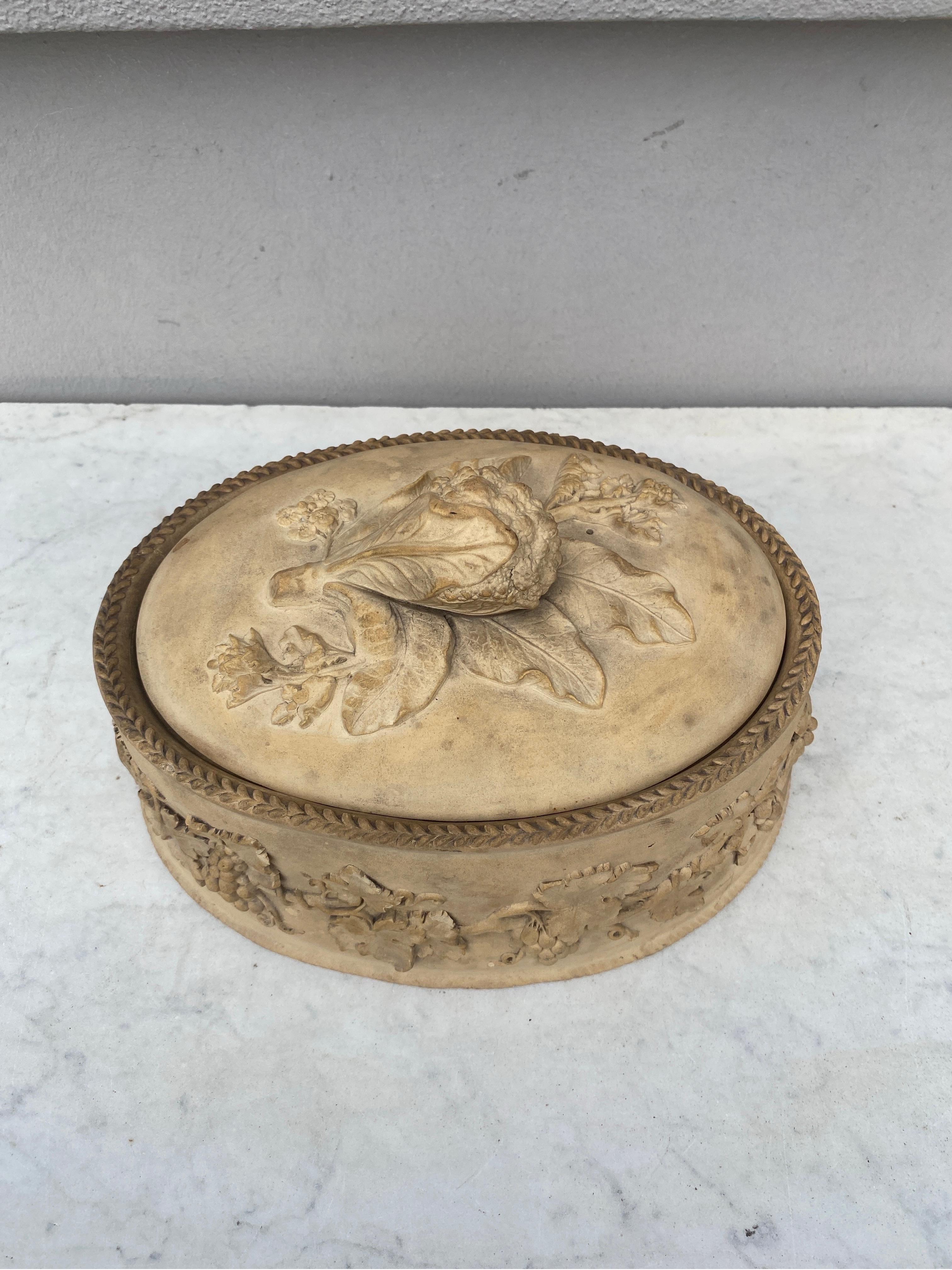 Rare tourte à gibier en Caneware anglais du 19e siècle, vers 1830.
Raisins et feuilles, poignée de chou-fleur.