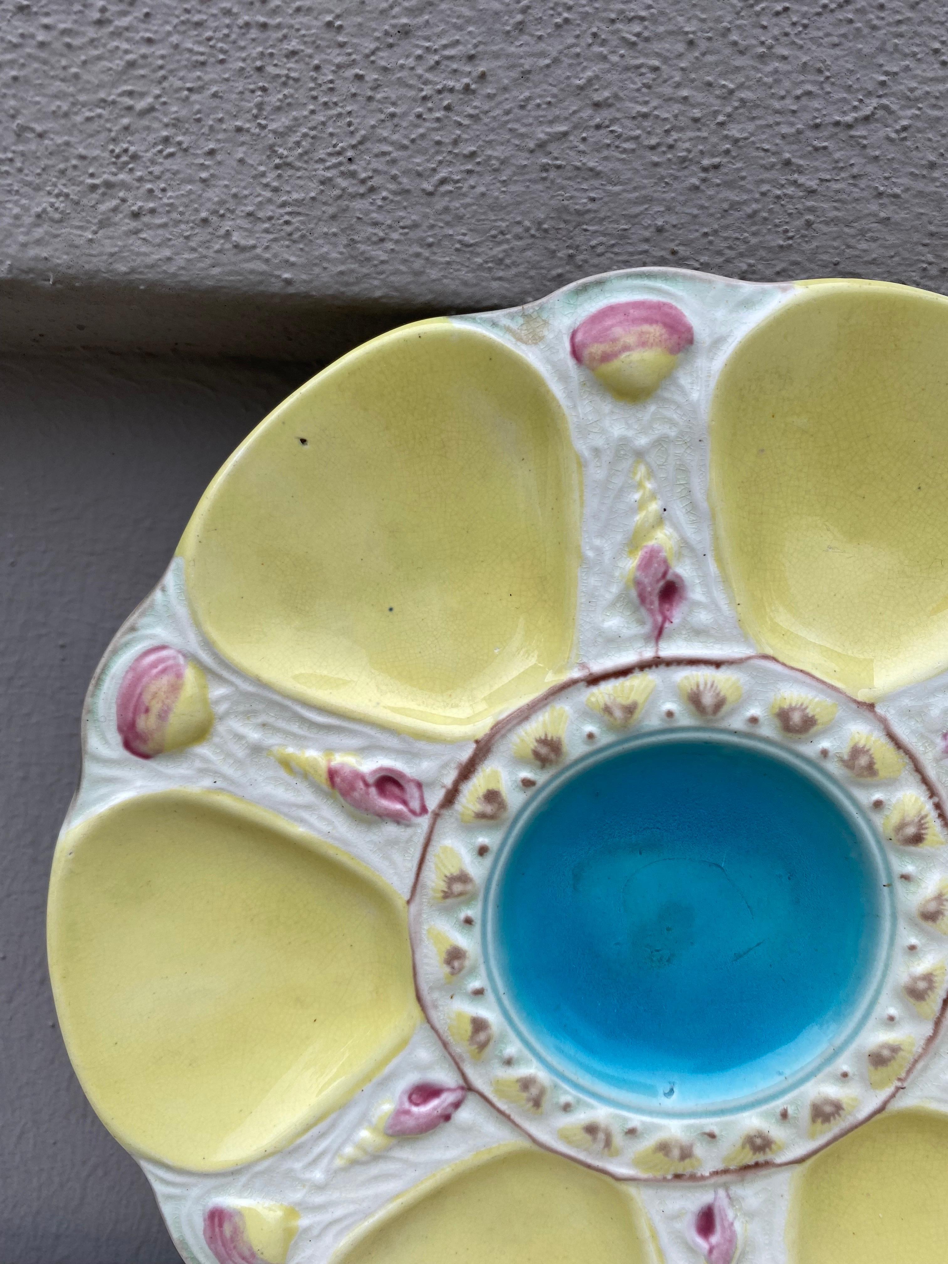 Rare 19th Century English Majolica Yellow Oyster Plate In Good Condition For Sale In Austin, TX