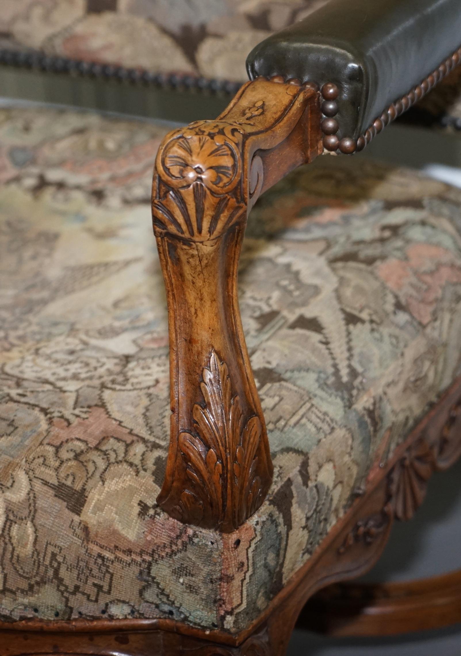Seltener französischer bestickter Sessel des 19. Jahrhunderts mit kunstvoll geschnitztem Rahmen und hoher Rückenlehne im Angebot 4