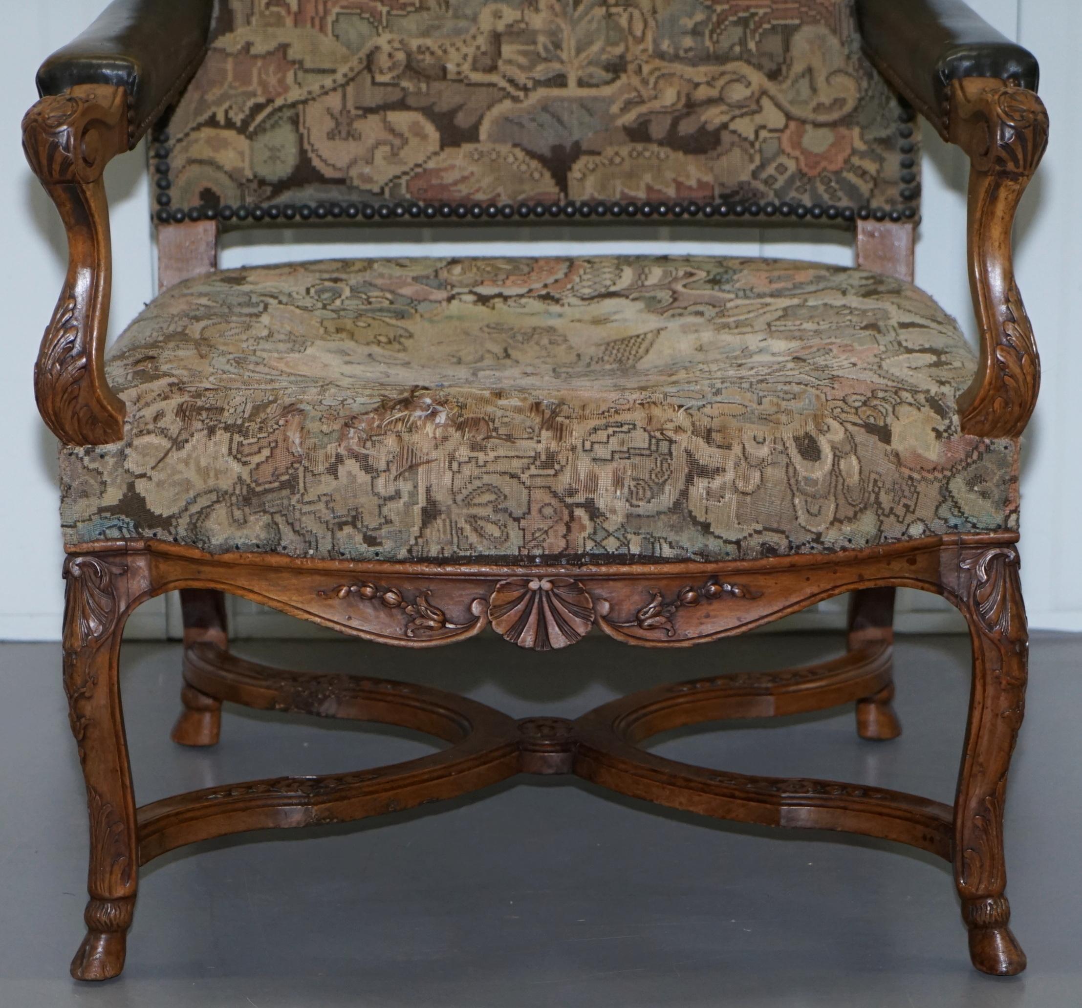 Seltener französischer bestickter Sessel des 19. Jahrhunderts mit kunstvoll geschnitztem Rahmen und hoher Rückenlehne im Angebot 5