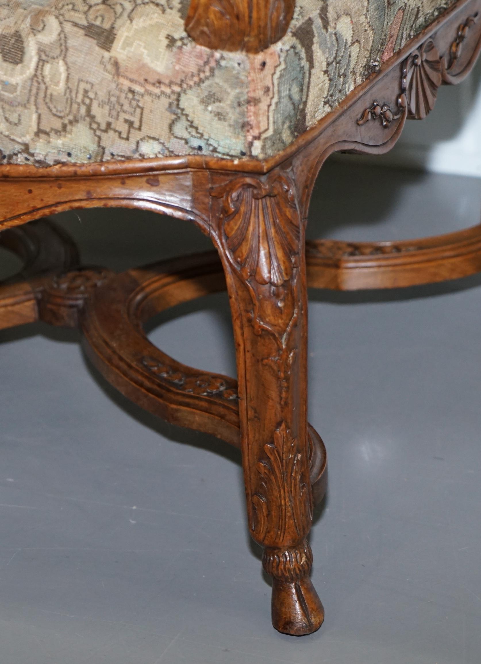 Seltener französischer bestickter Sessel des 19. Jahrhunderts mit kunstvoll geschnitztem Rahmen und hoher Rückenlehne im Angebot 6