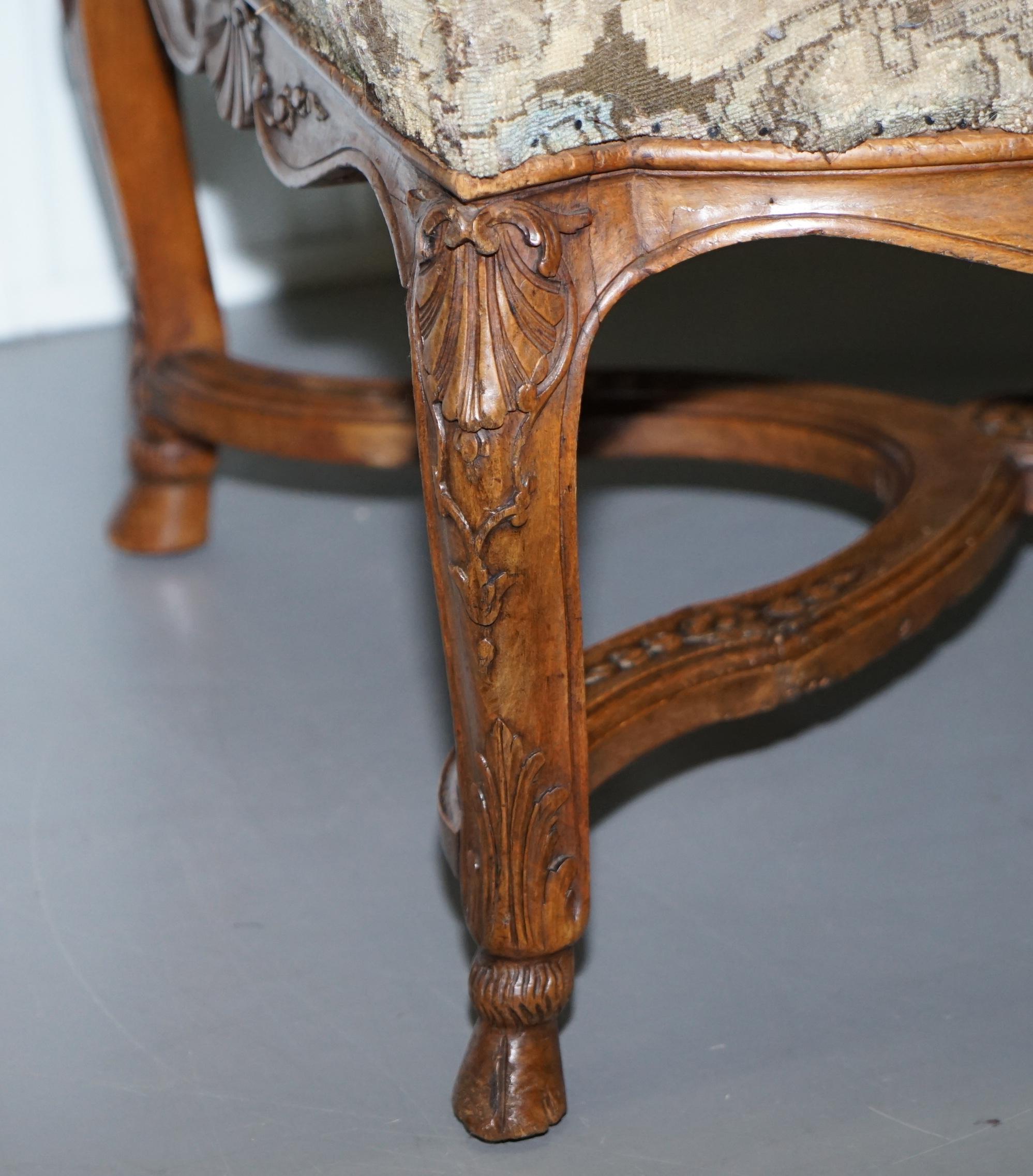 Seltener französischer bestickter Sessel des 19. Jahrhunderts mit kunstvoll geschnitztem Rahmen und hoher Rückenlehne im Angebot 7
