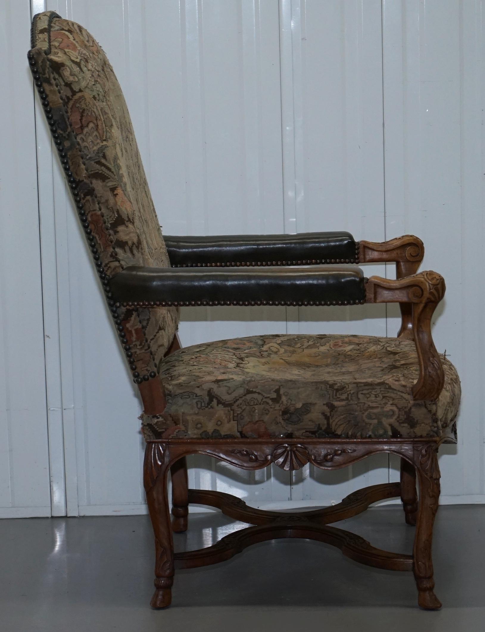 Seltener französischer bestickter Sessel des 19. Jahrhunderts mit kunstvoll geschnitztem Rahmen und hoher Rückenlehne im Angebot 8