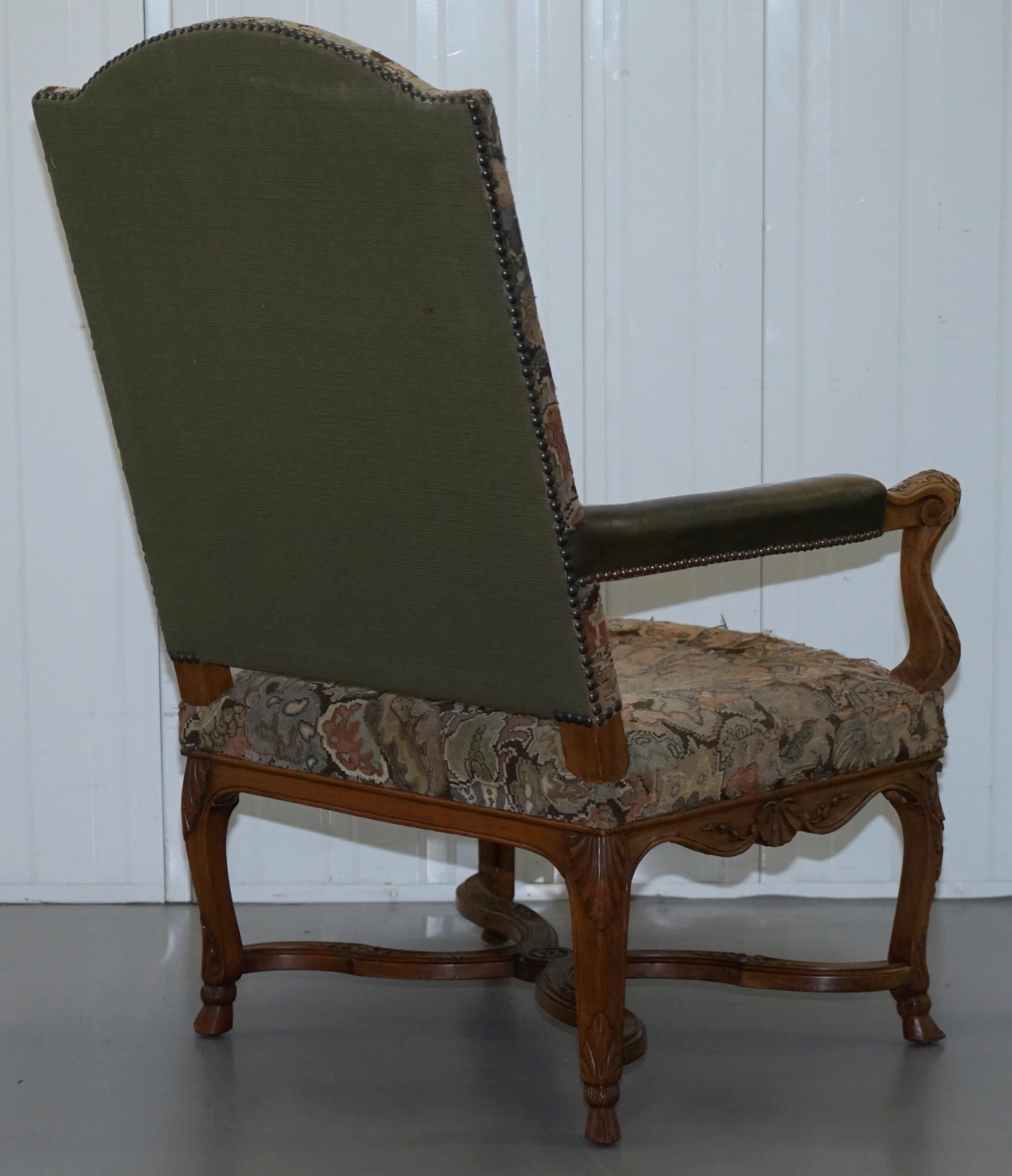 Seltener französischer bestickter Sessel des 19. Jahrhunderts mit kunstvoll geschnitztem Rahmen und hoher Rückenlehne im Angebot 9