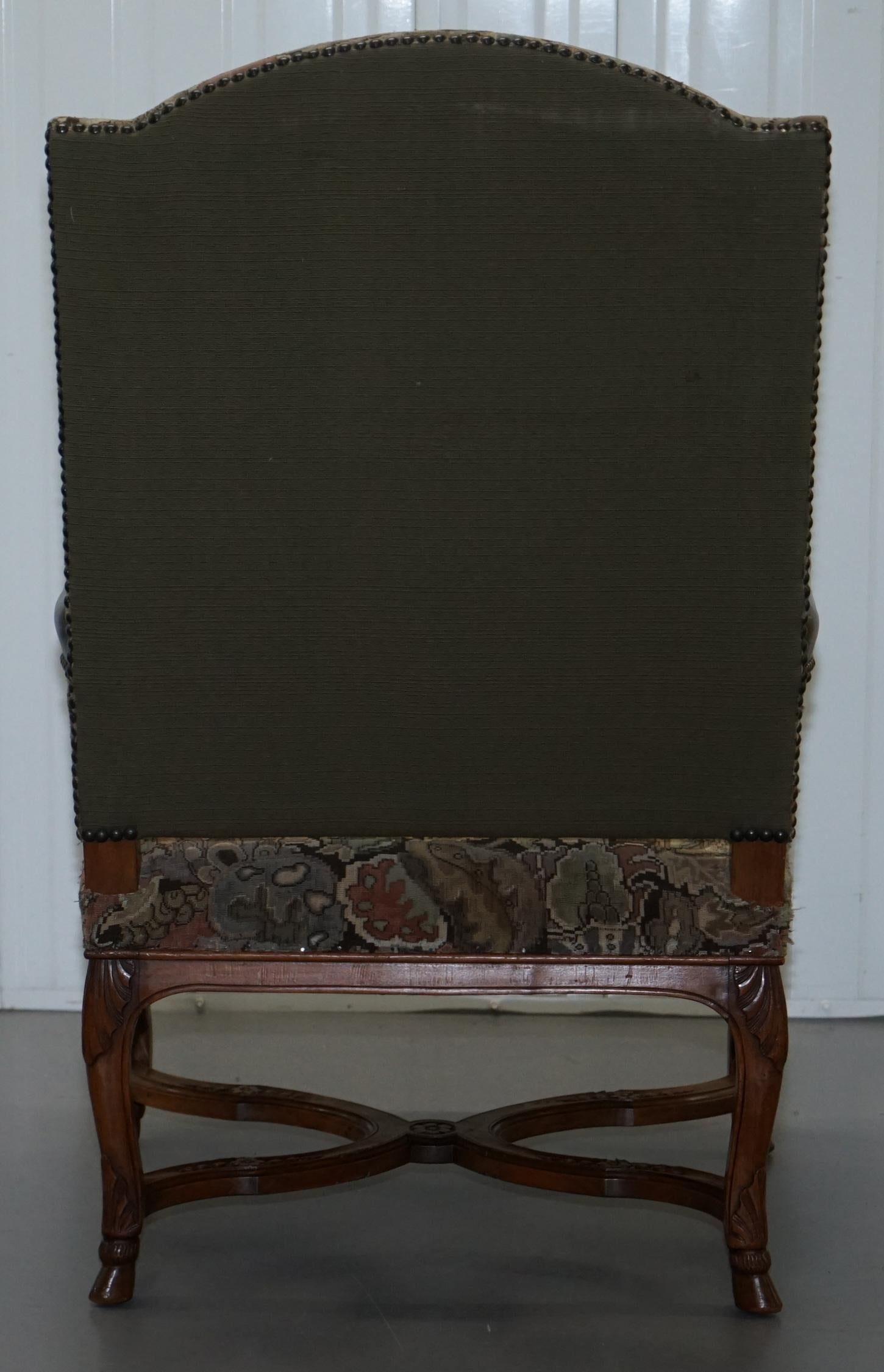 Seltener französischer bestickter Sessel des 19. Jahrhunderts mit kunstvoll geschnitztem Rahmen und hoher Rückenlehne im Angebot 10