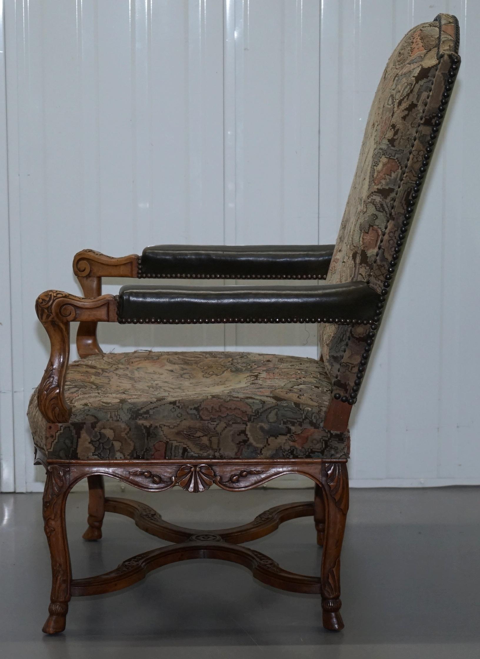 Seltener französischer bestickter Sessel des 19. Jahrhunderts mit kunstvoll geschnitztem Rahmen und hoher Rückenlehne im Angebot 13