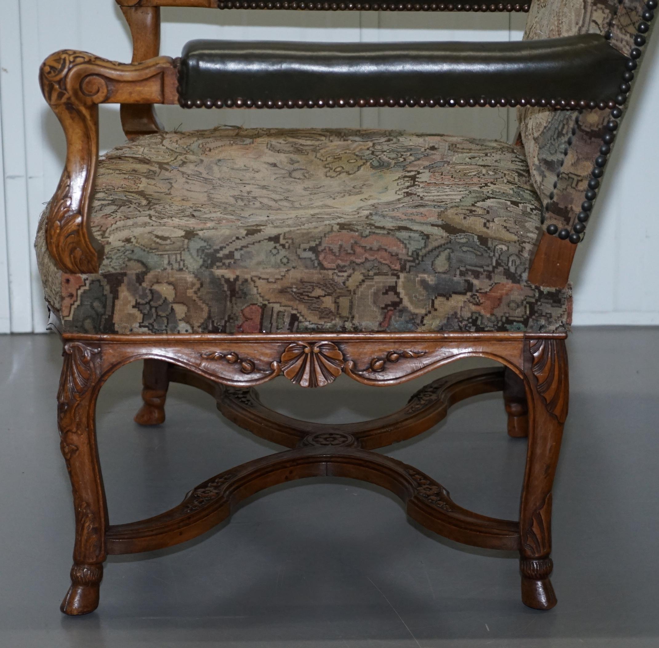 Seltener französischer bestickter Sessel des 19. Jahrhunderts mit kunstvoll geschnitztem Rahmen und hoher Rückenlehne im Angebot 14