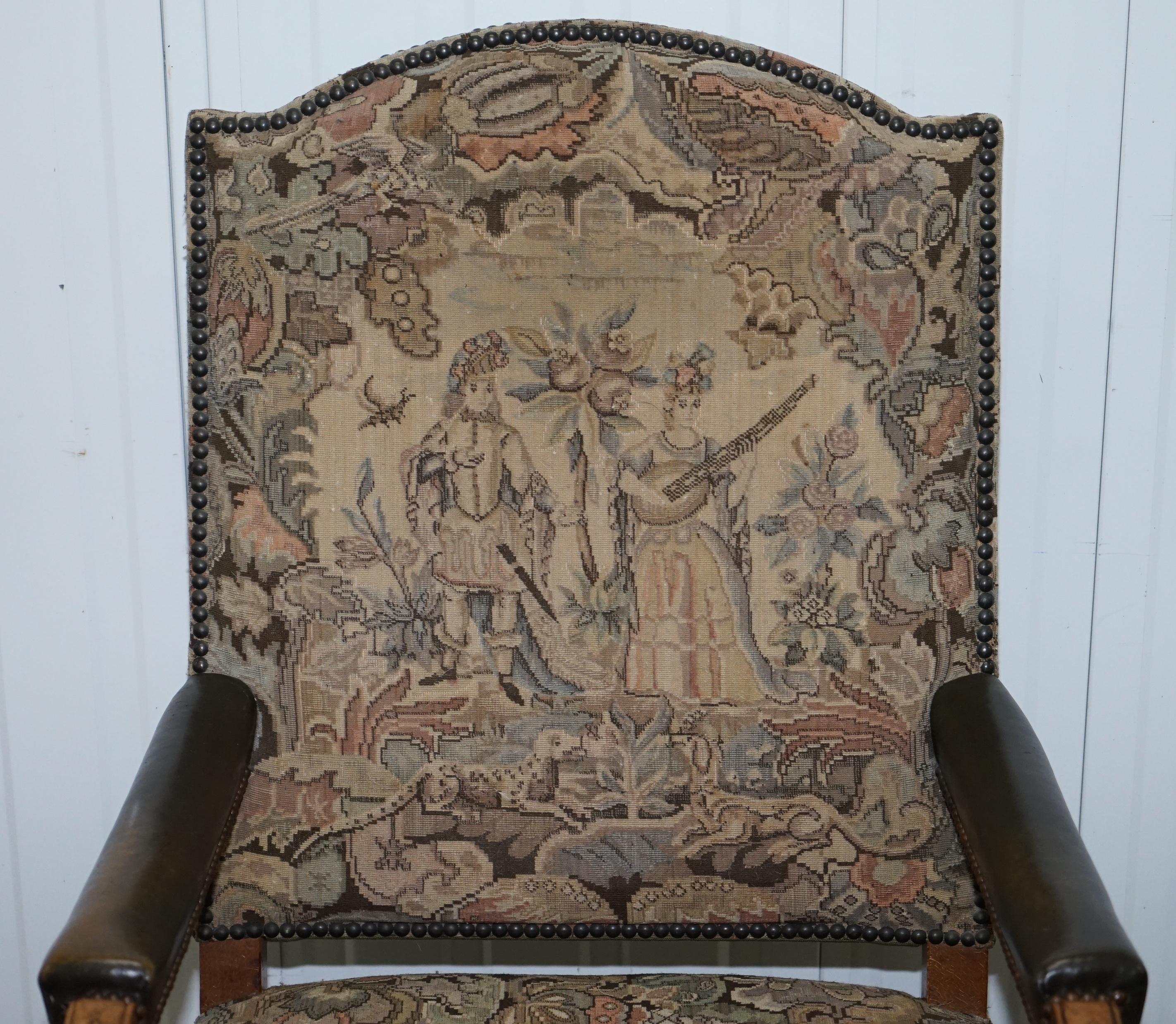 Seltener französischer bestickter Sessel des 19. Jahrhunderts mit kunstvoll geschnitztem Rahmen und hoher Rückenlehne (Viktorianisch) im Angebot