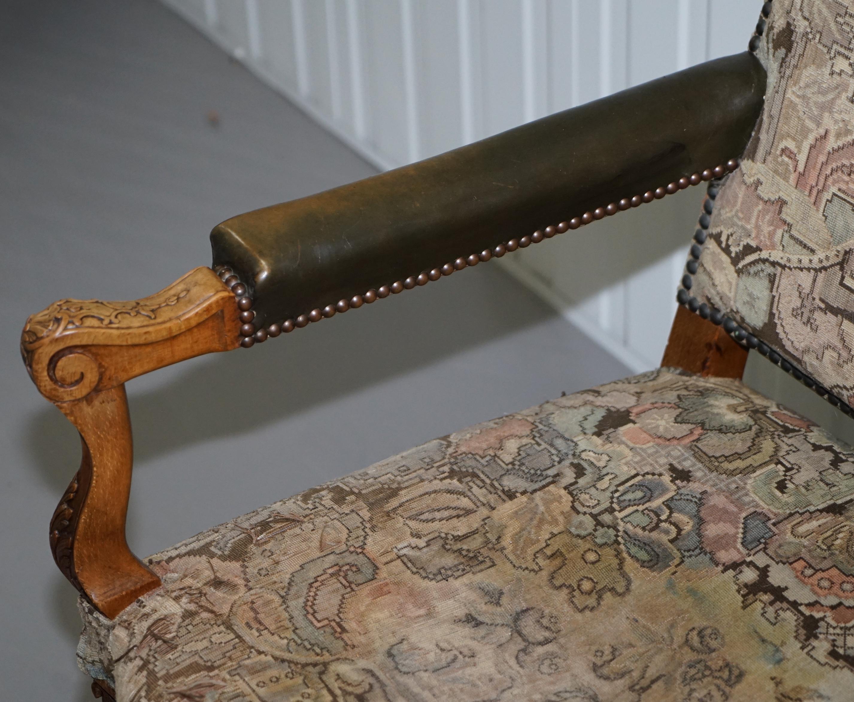 Seltener französischer bestickter Sessel des 19. Jahrhunderts mit kunstvoll geschnitztem Rahmen und hoher Rückenlehne im Angebot 2