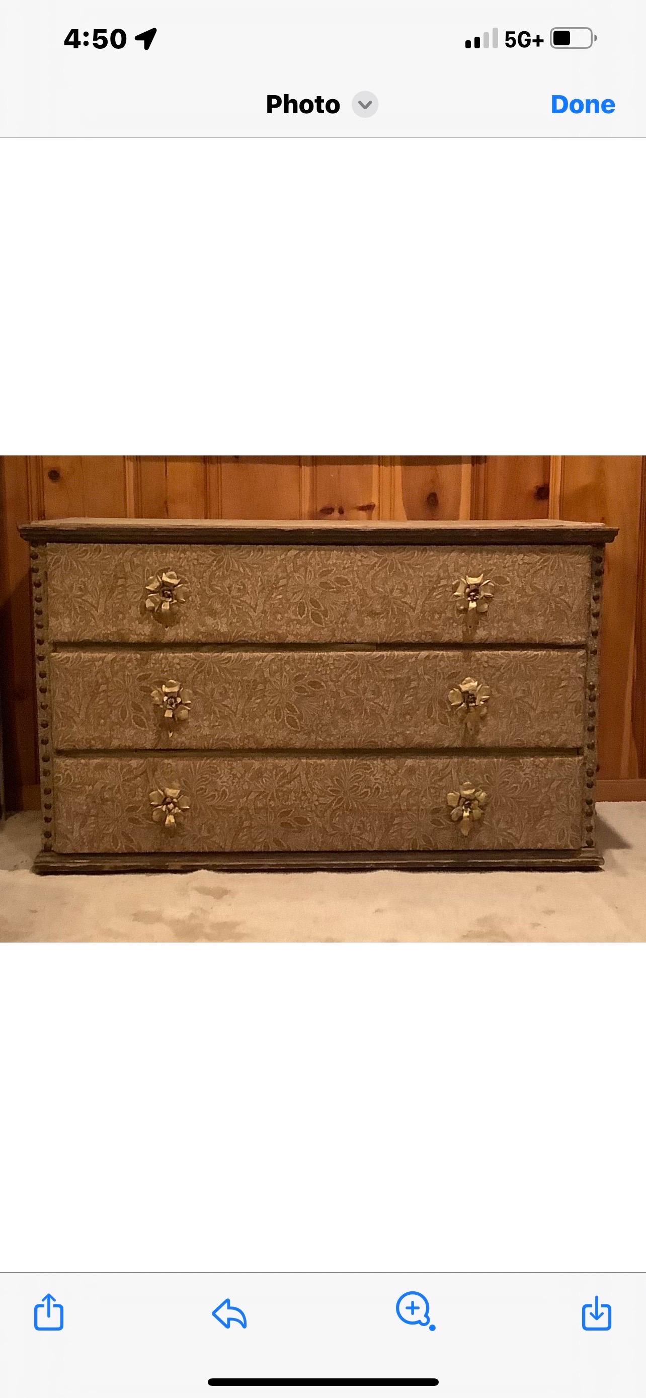 Rara commode francese rivestita in tessuto del XIX secolo.
In offerta c'è una splendida e insolita cassapanca francese della metà del XIX secolo rivestita in tessuto damascato originale antico con ferramenta in ottone martellato unica nel suo
