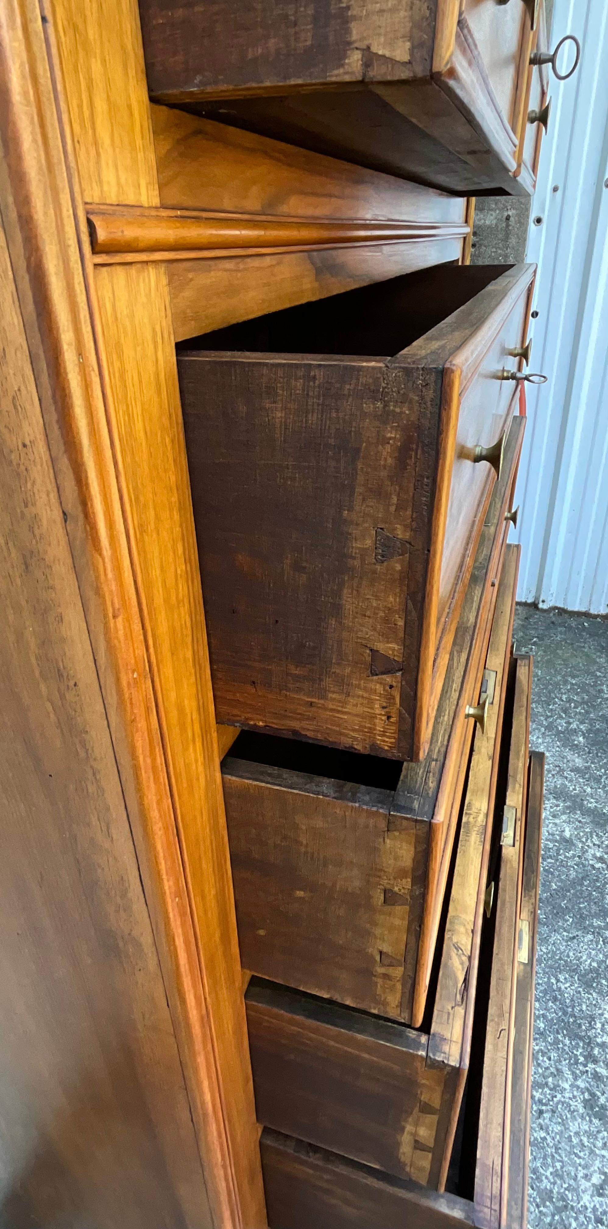 Rare 19th Century French Louis-Philippe Tall Chest in Hand-Selected Walnut in vendita 4