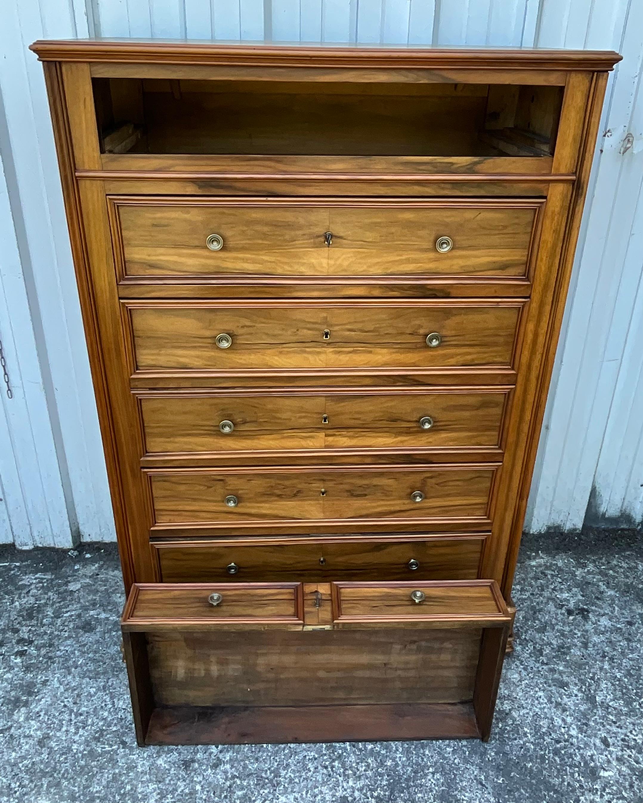 Rare 19th Century French Louis-Philippe Tall Chest in Hand-Selected Walnut in vendita 7