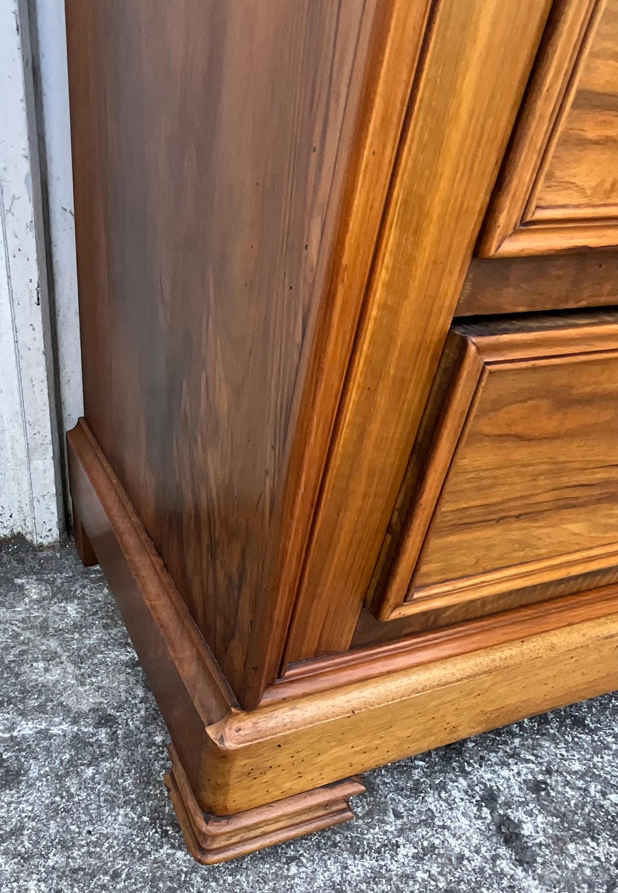 Rare 19th Century French Louis-Philippe Tall Chest in Hand-Selected Walnut in vendita 9