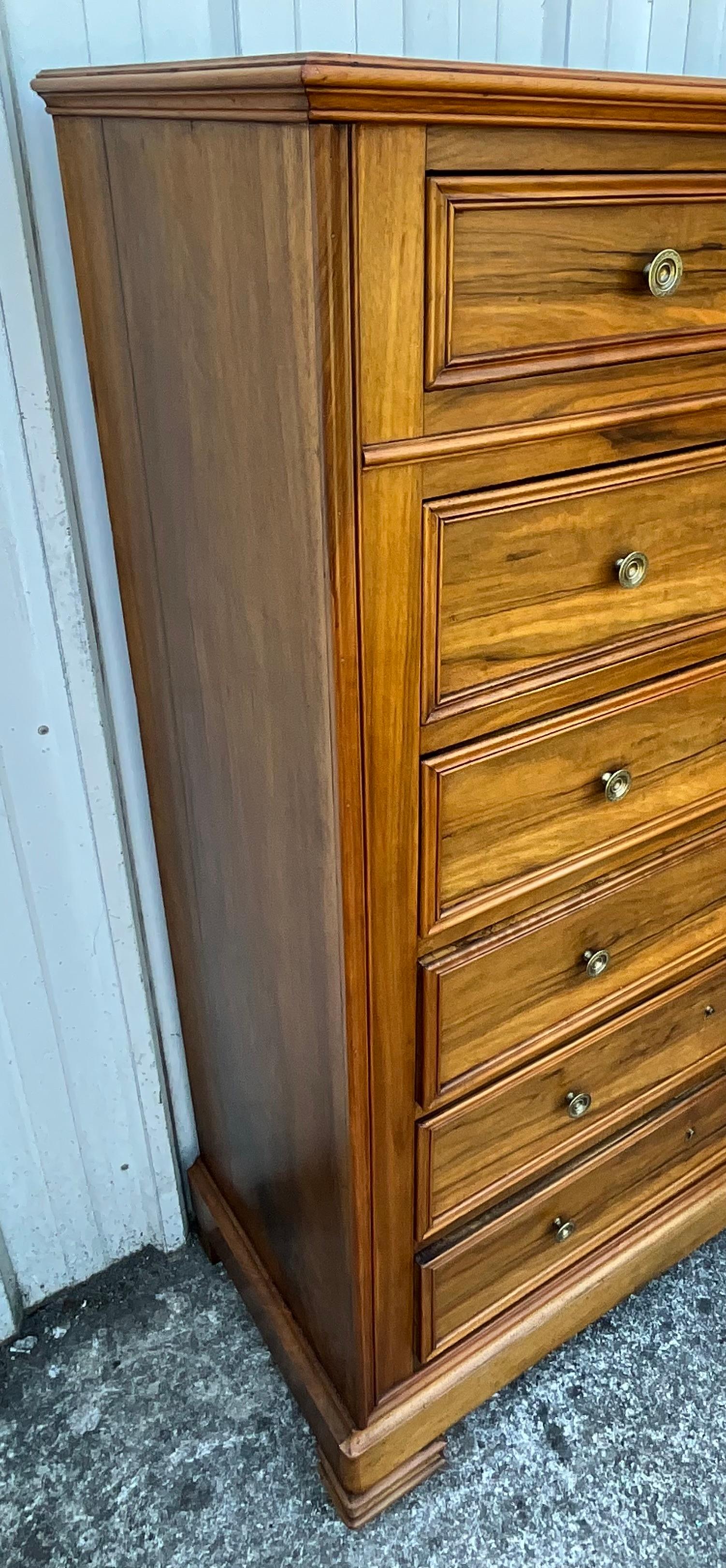 Rare 19th Century French Louis-Philippe Tall Chest in Hand-Selected Walnut in vendita 10