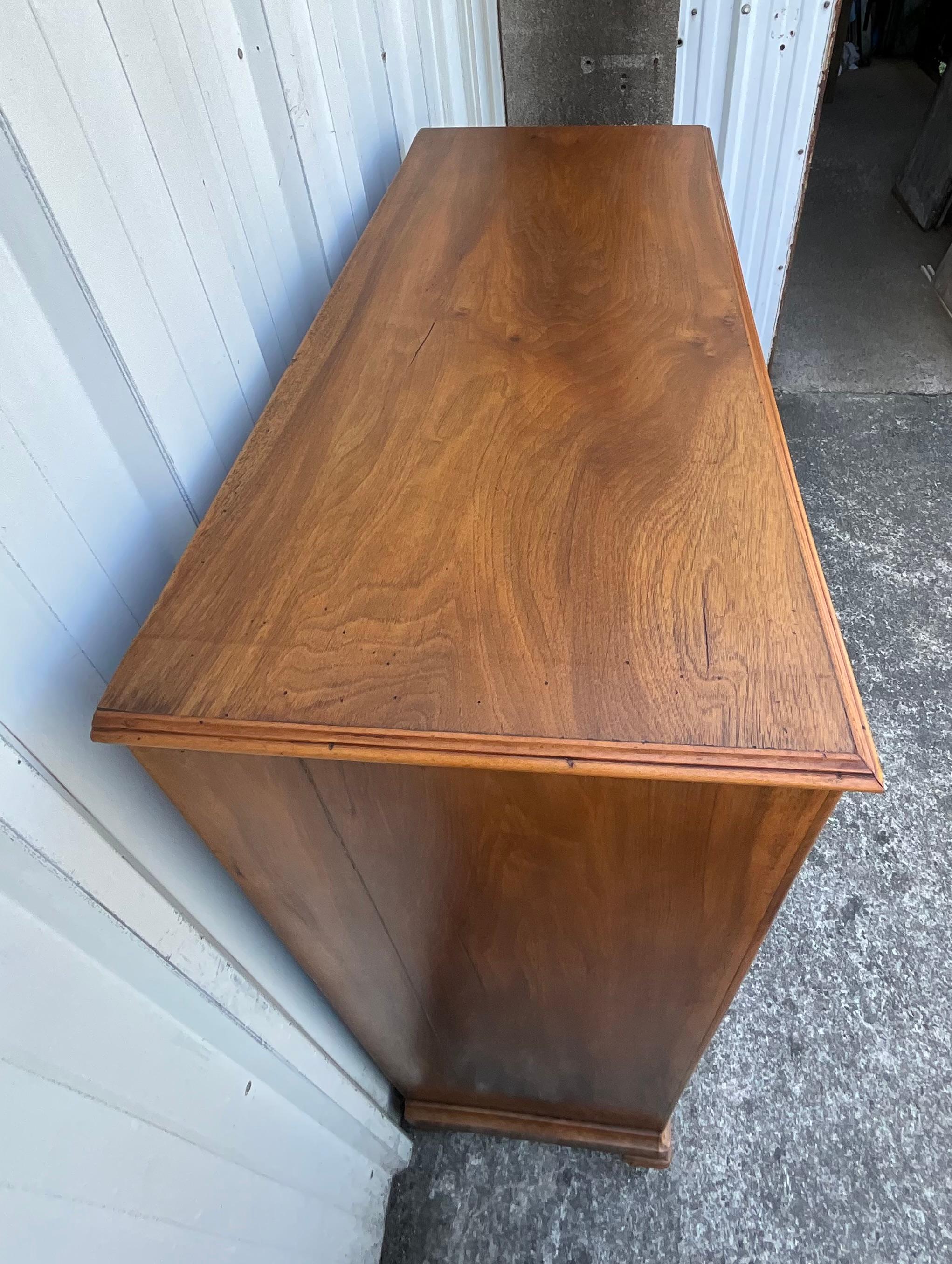 Rare 19th Century French Louis-Philippe Tall Chest in Hand-Selected Walnut In condizioni buone in vendita a SAINT-CLÉMENT-DE-LA-PLACE, FR