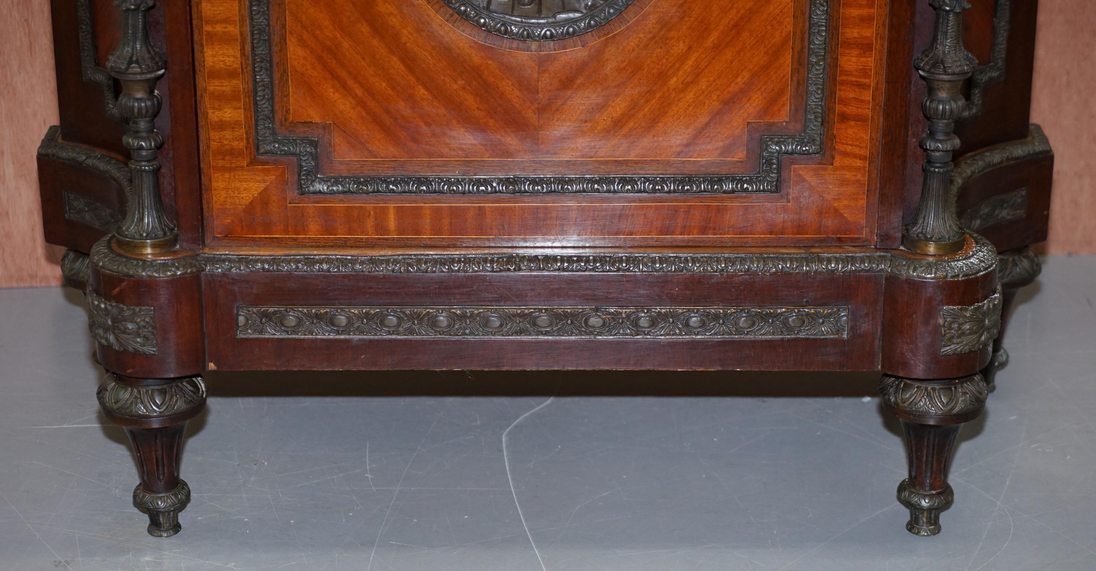 Rara credenza francese del XIX secolo in noce Louis con cassetti in marmo e supporti in bronzo in vendita 4