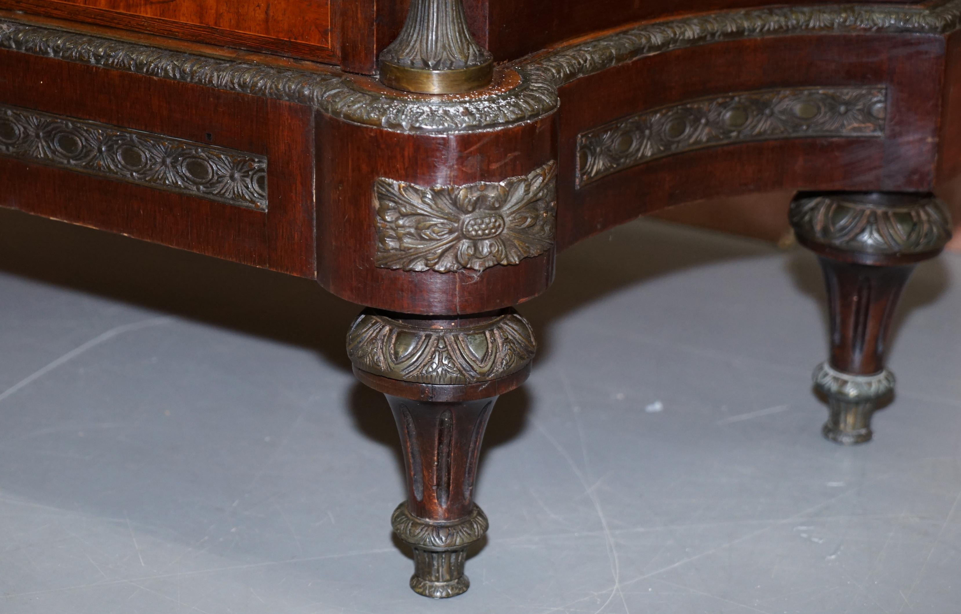 Rara credenza francese del XIX secolo in noce Louis con cassetti in marmo e supporti in bronzo in vendita 5