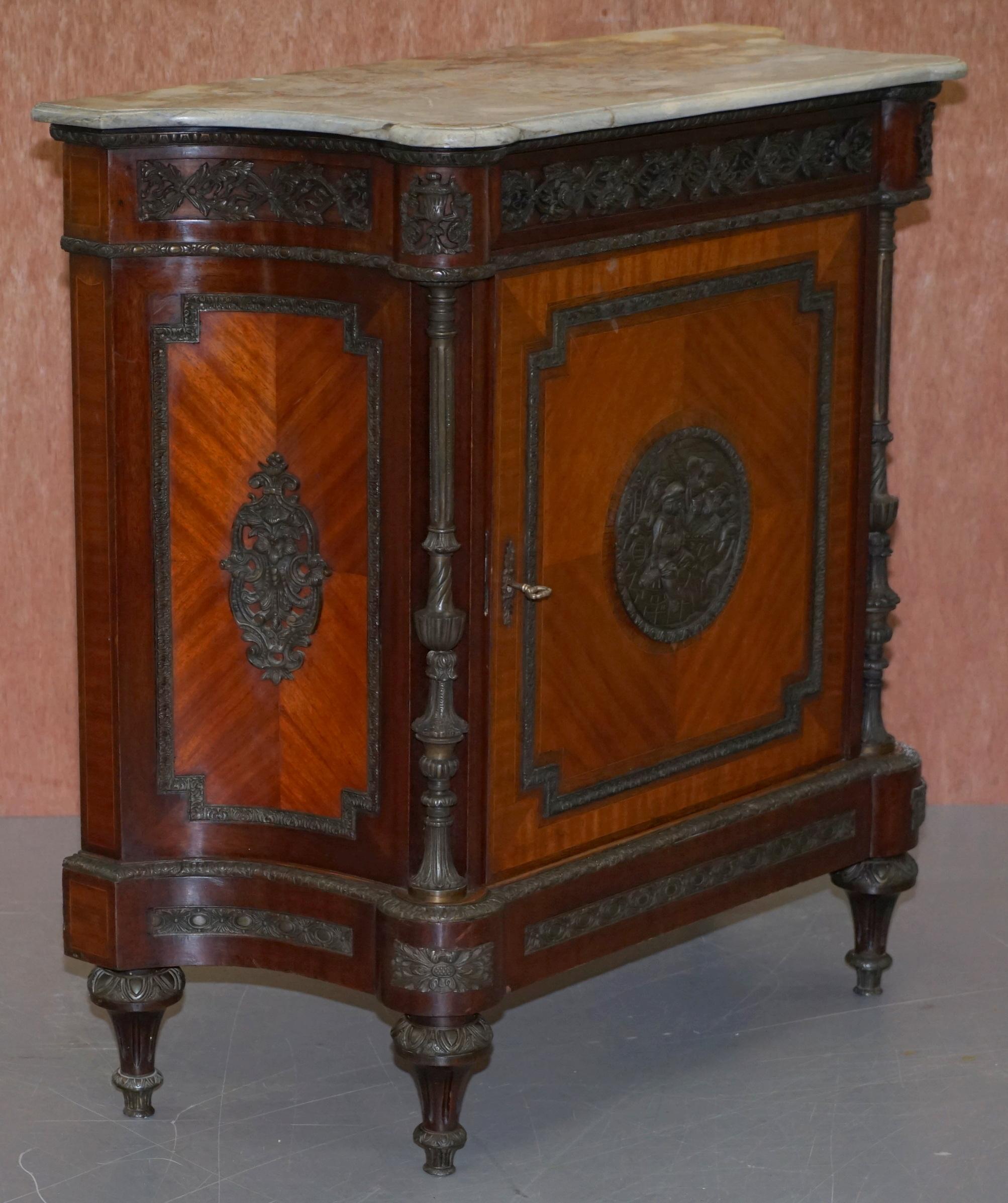 Rara credenza francese del XIX secolo in noce Louis con cassetti in marmo e supporti in bronzo in vendita 6