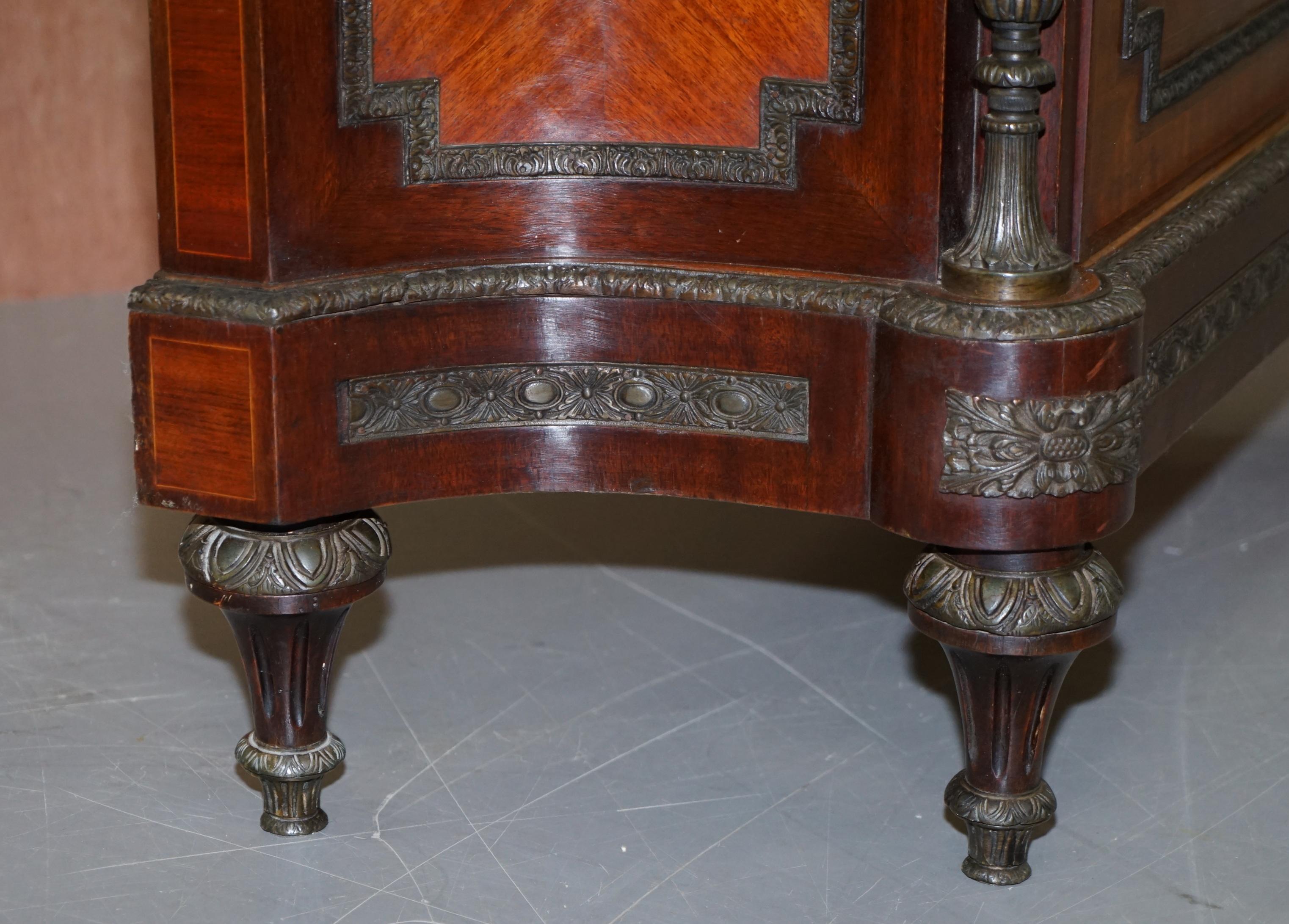 Rara credenza francese del XIX secolo in noce Louis con cassetti in marmo e supporti in bronzo in vendita 10