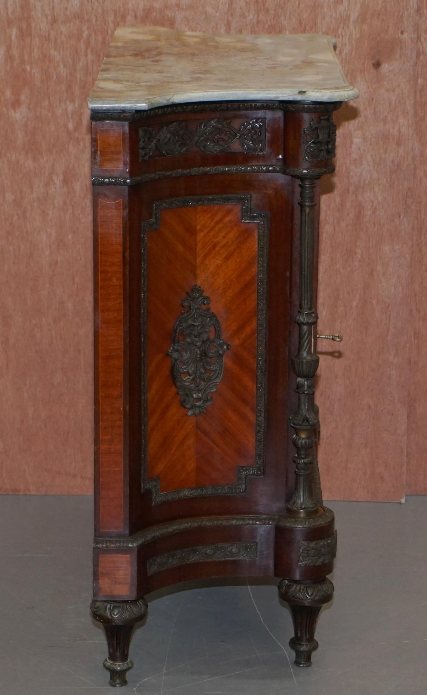 Rara credenza francese del XIX secolo in noce Louis con cassetti in marmo e supporti in bronzo in vendita 11