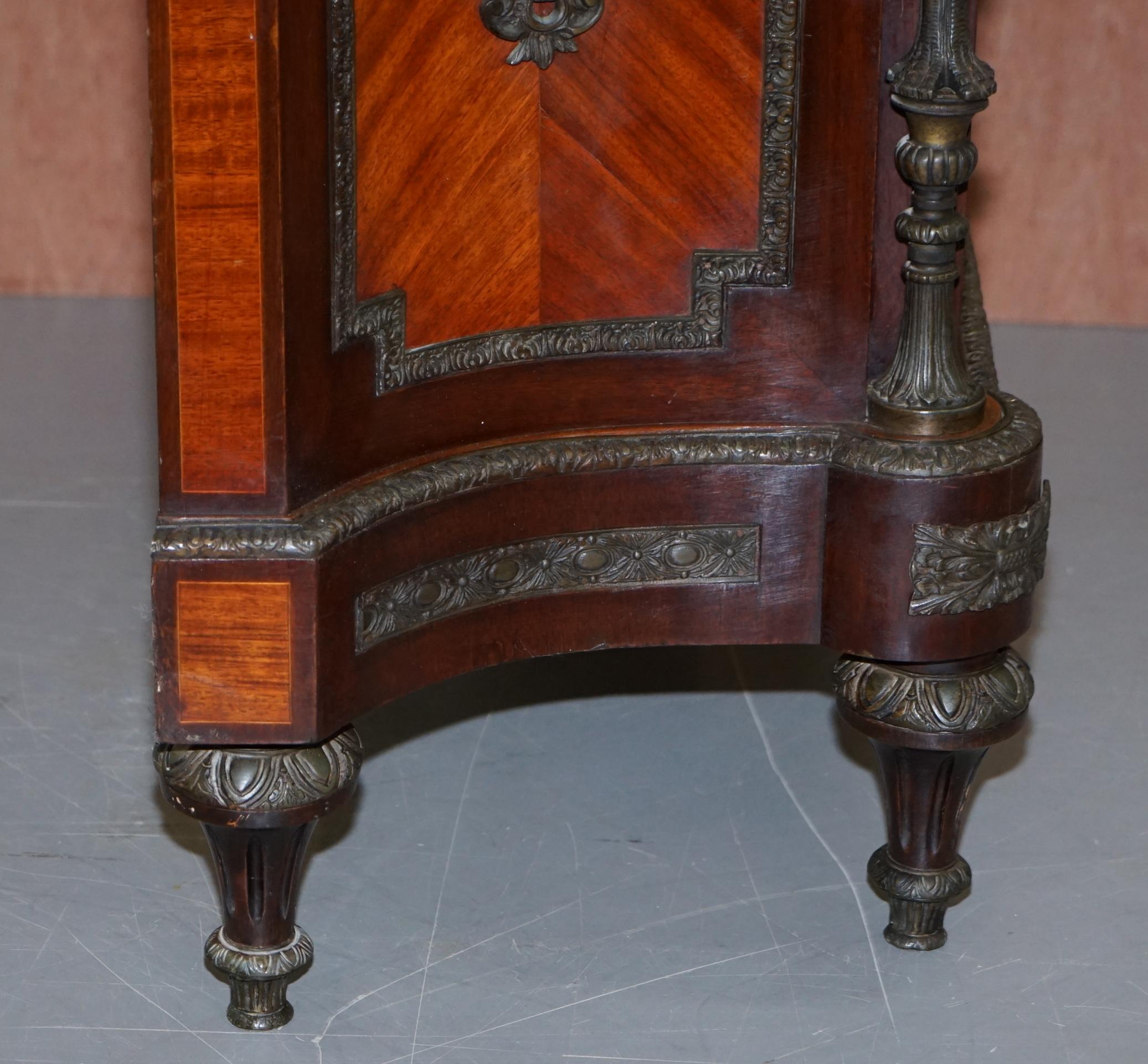 Seltene französische Louis-Sideboard-Schubladen aus Nussbaumholz mit Marmorplatte aus dem 19. Jahrhundert im Angebot 14