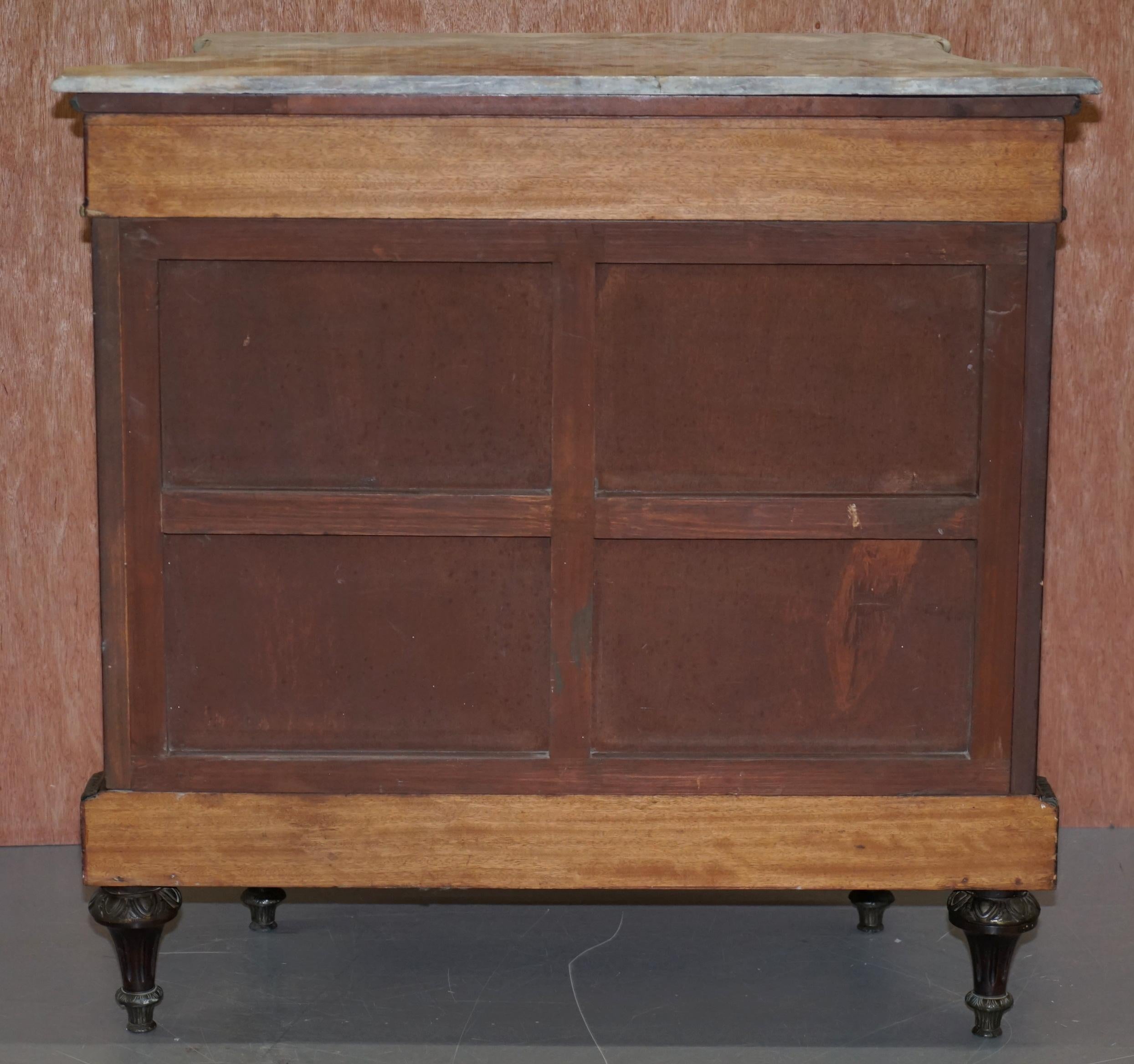 Seltene französische Louis-Sideboard-Schubladen aus Nussbaumholz mit Marmorplatte aus dem 19. Jahrhundert im Angebot 15