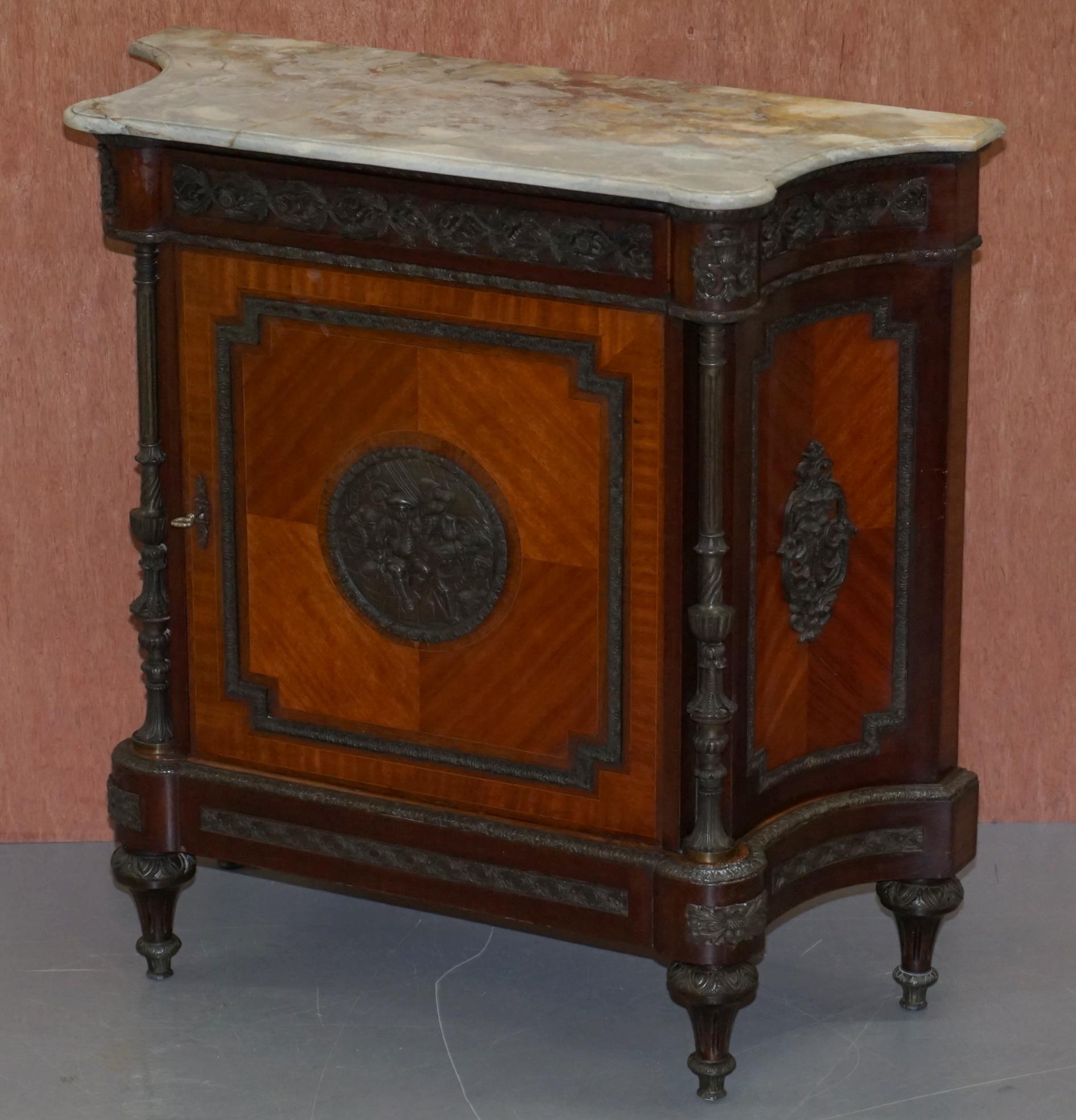 Vittoriano Rara credenza francese del XIX secolo in noce Louis con cassetti in marmo e supporti in bronzo in vendita