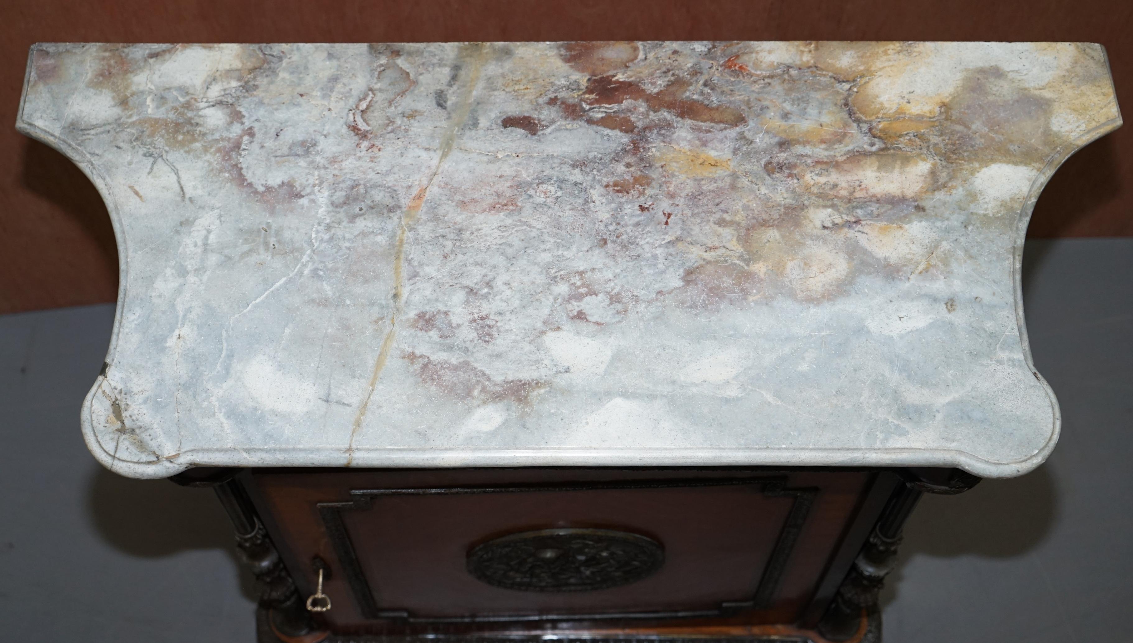 Francese Rara credenza francese del XIX secolo in noce Louis con cassetti in marmo e supporti in bronzo in vendita