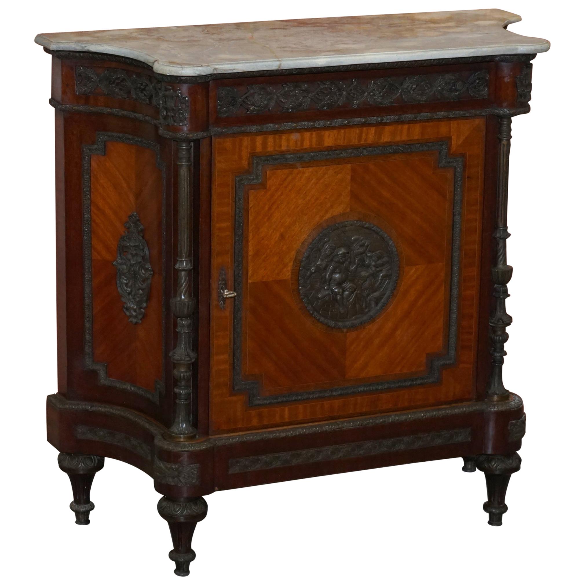 Seltene französische Louis-Sideboard-Schubladen aus Nussbaumholz mit Marmorplatte aus dem 19. Jahrhundert im Angebot