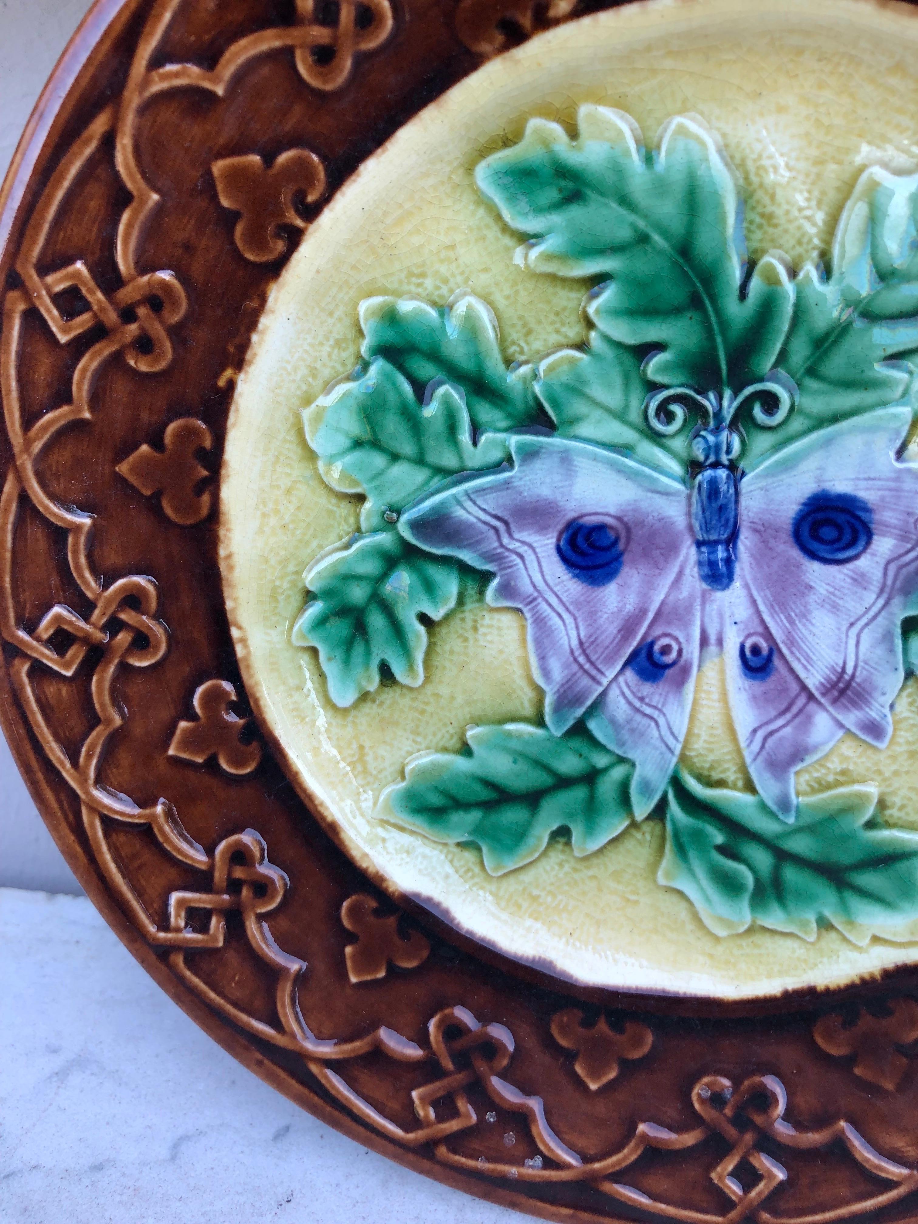 Rustique Rare assiette à papillons en majolique française du 19ème siècle Longchamp en vente