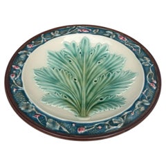Raro piatto a foglia in maiolica francese del XIX secolo Longchamps