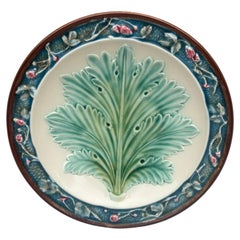 Raro piatto a foglia in maiolica francese del XIX secolo Longchamps