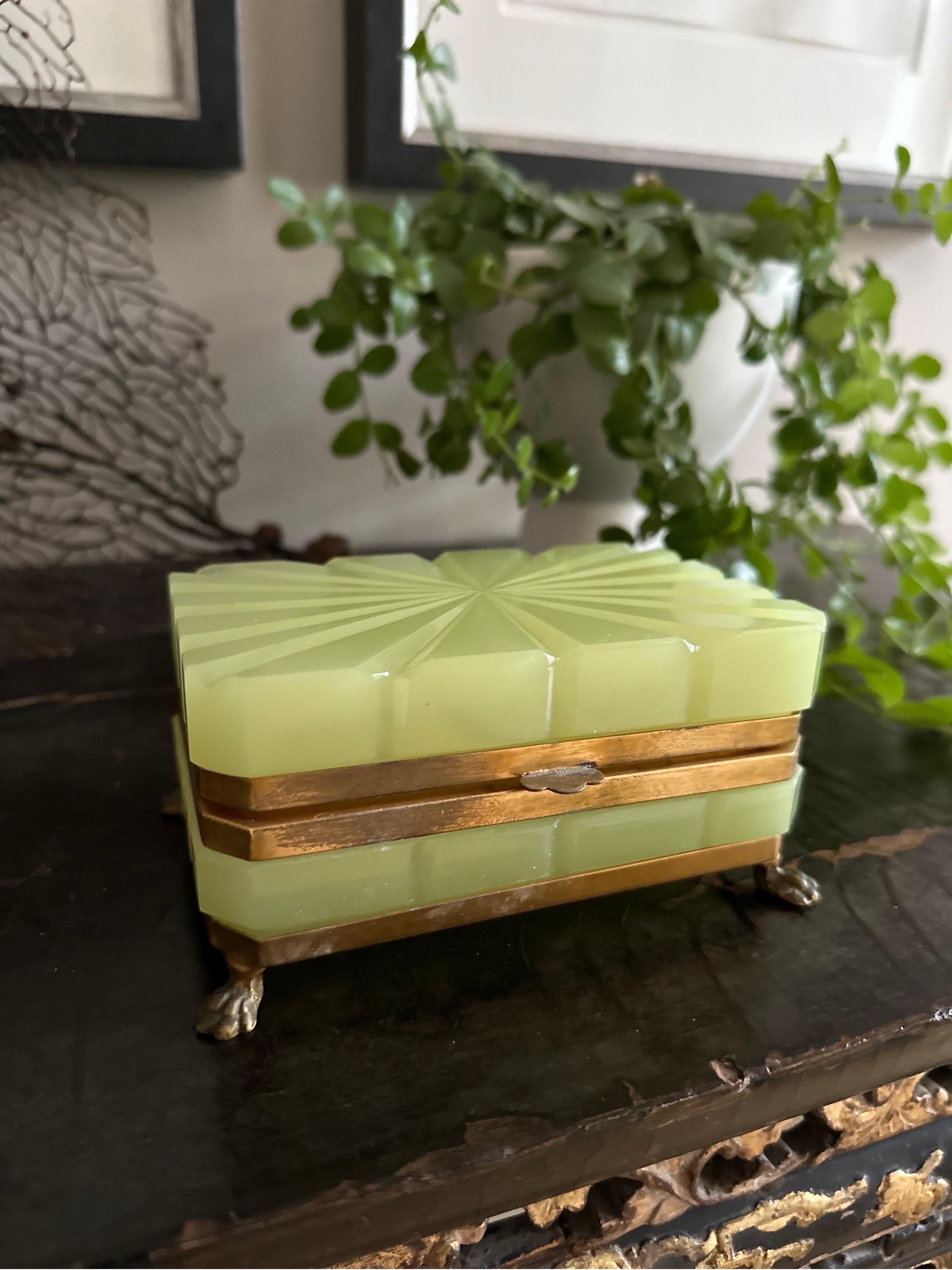 Rare 19th Century French Opaline Glass Trinket Box – Pistachio Green For Sale 4
