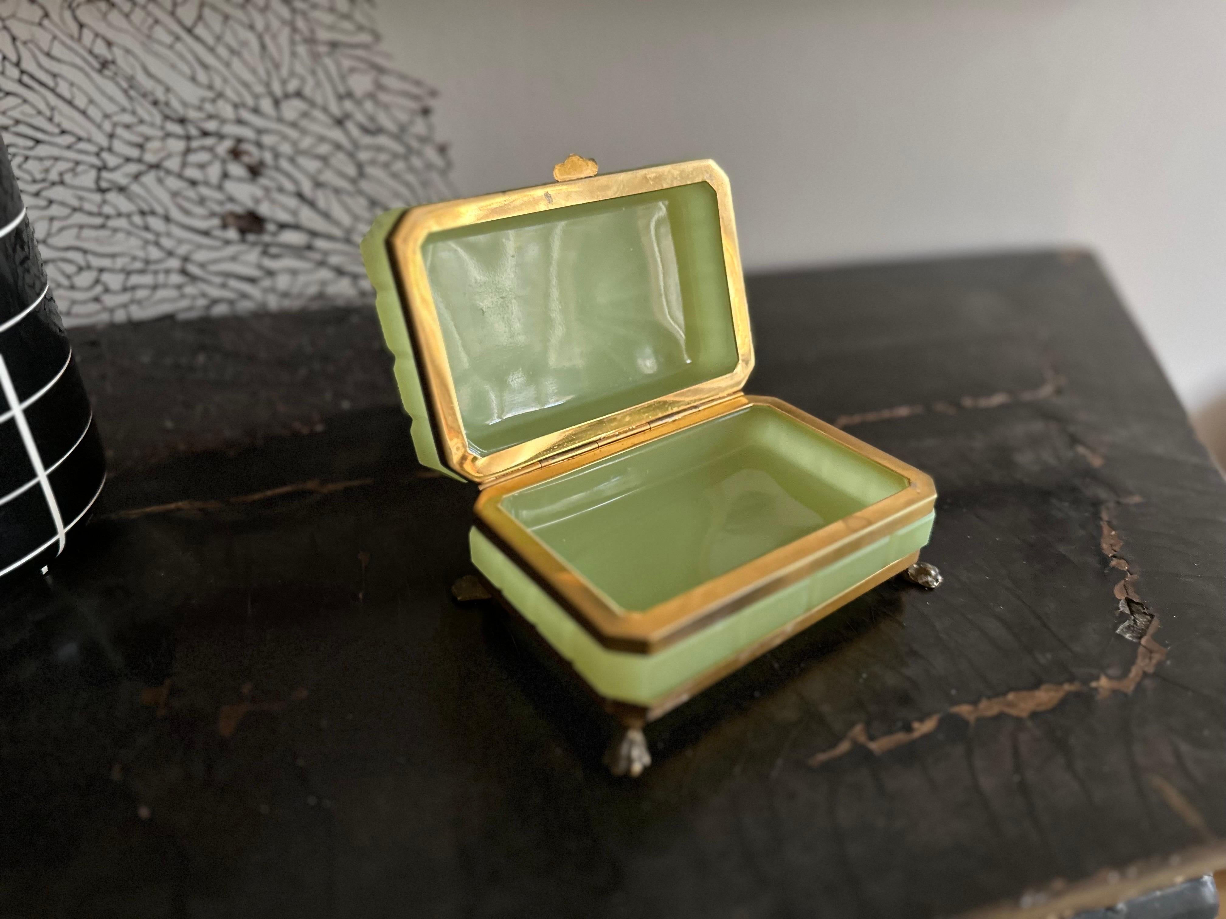 Seltene French Opaline Glas Trinket Box aus dem 19. Jahrhundert - Pistaziengrün im Angebot 12