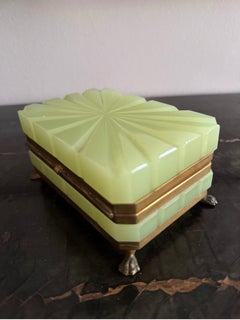 Rare boîte à bibelots en verre French Opaline du 19ème siècle - Vert Pistache