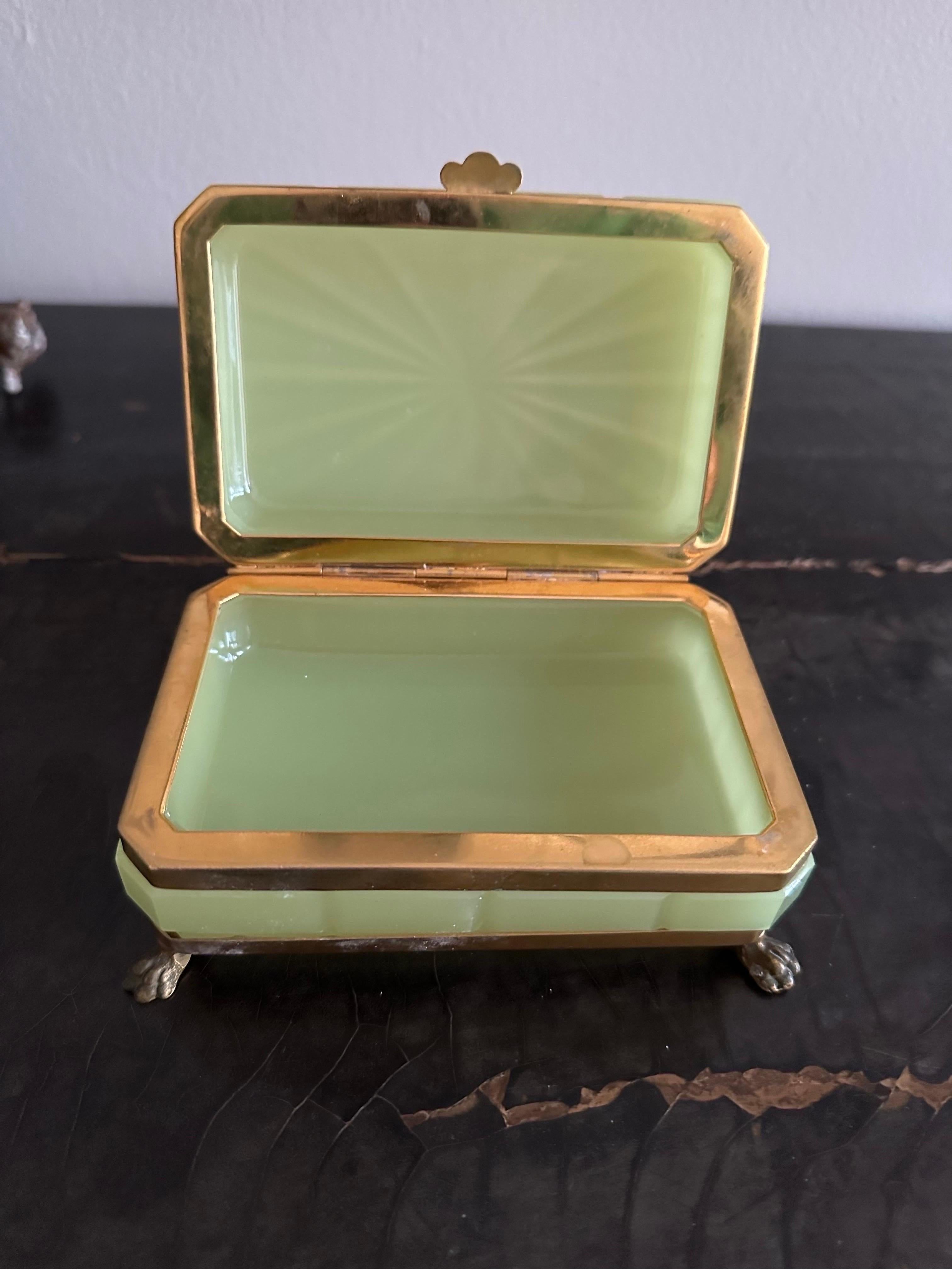 Seltene French Opaline Glas Trinket Box aus dem 19. Jahrhundert - Pistaziengrün im Zustand „Relativ gut“ im Angebot in Hamburg, DE