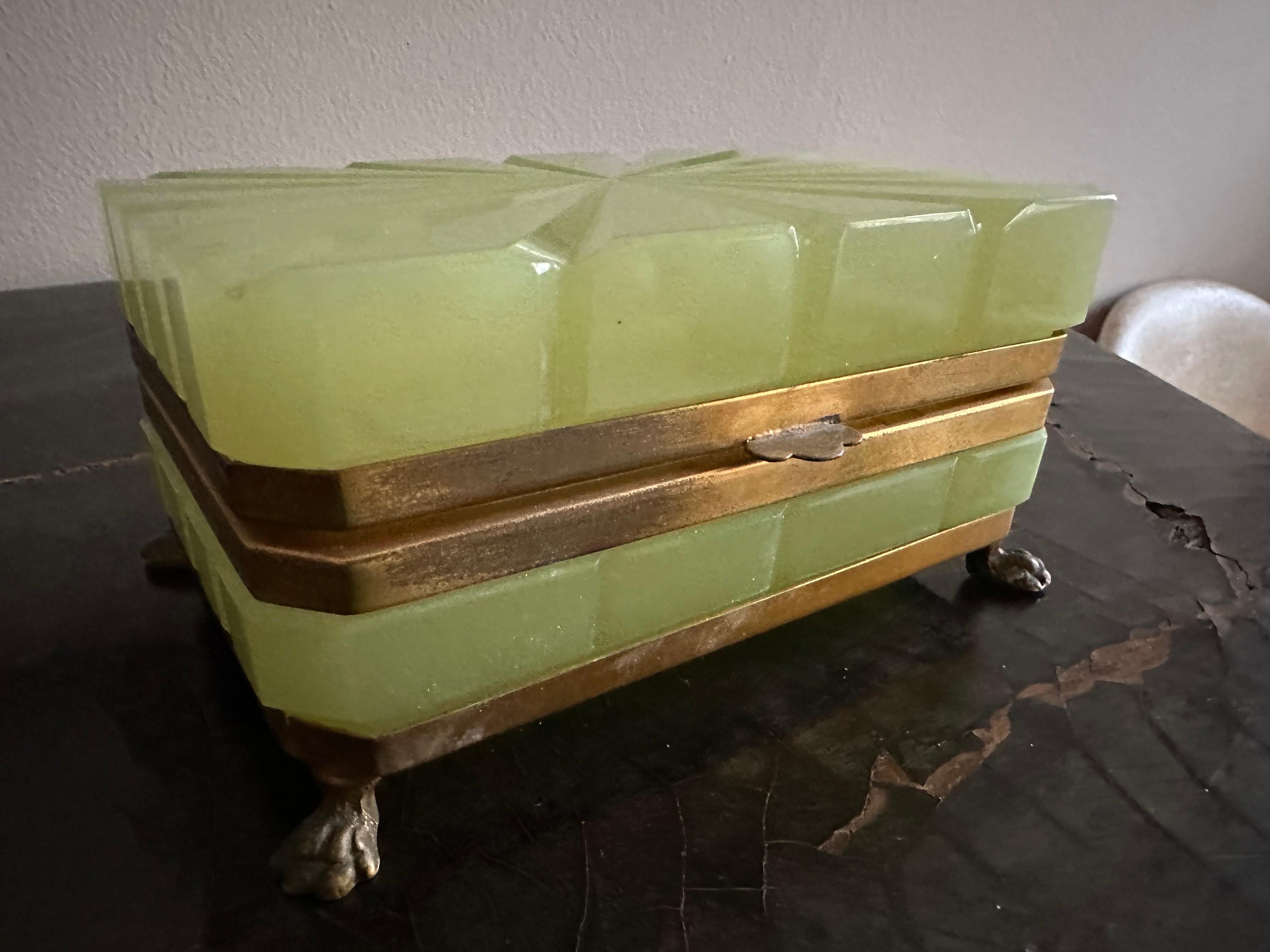 Seltene French Opaline Glas Trinket Box aus dem 19. Jahrhundert - Pistaziengrün (Messing) im Angebot