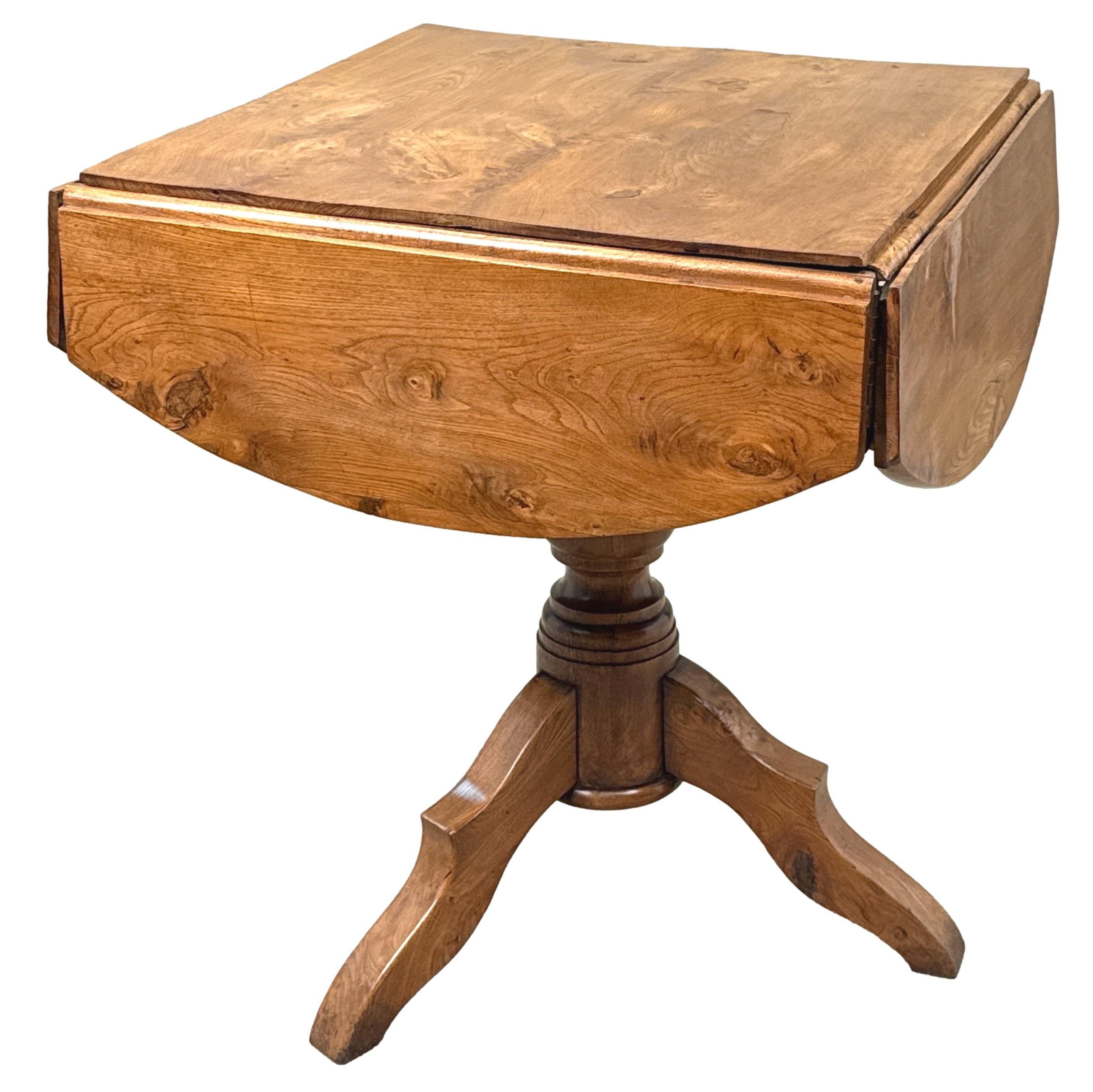 Rare table de centre en orme du 19e siècle, de style provincial français en vente 3