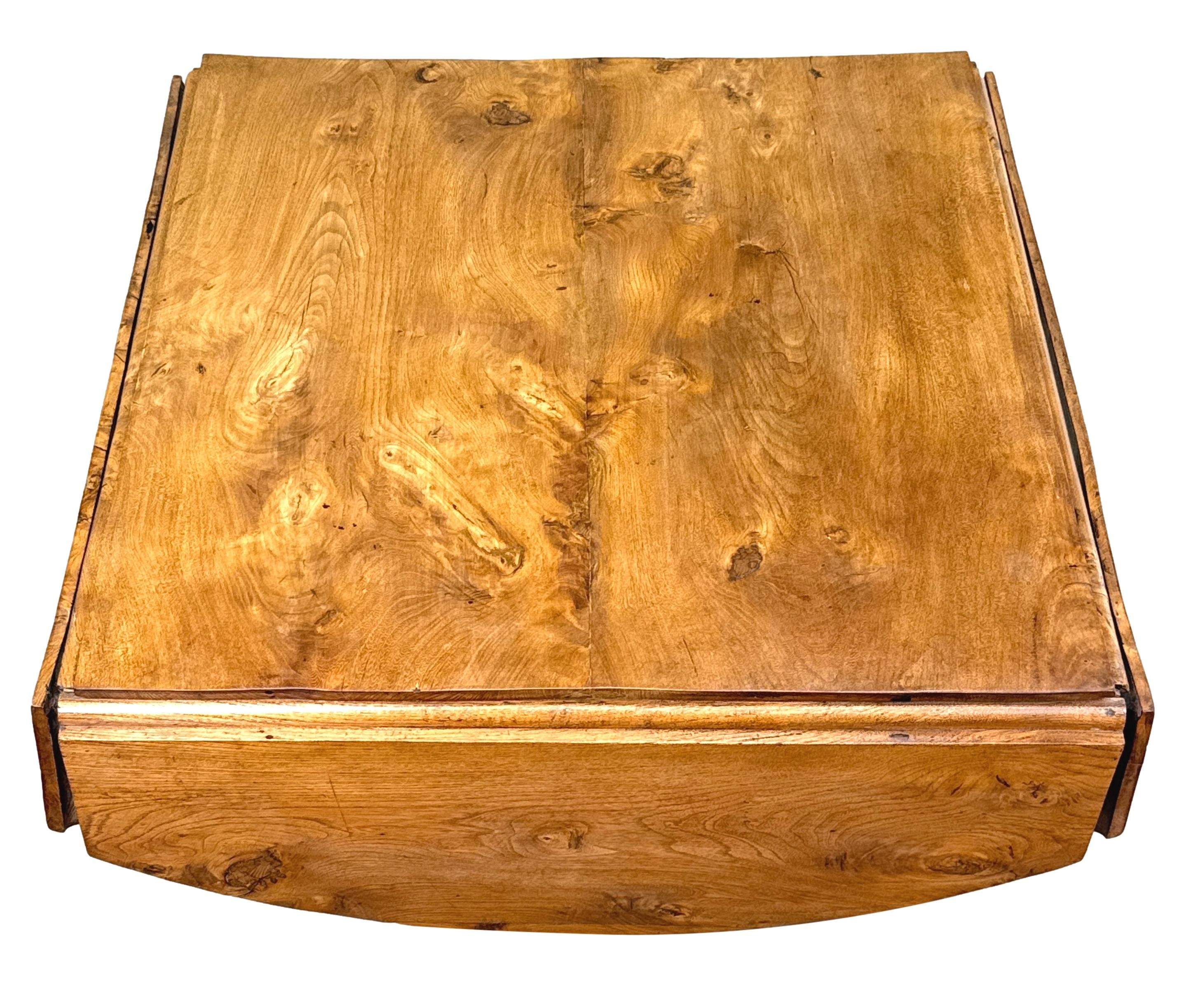 Rare table de centre en orme du 19e siècle, de style provincial français en vente 4