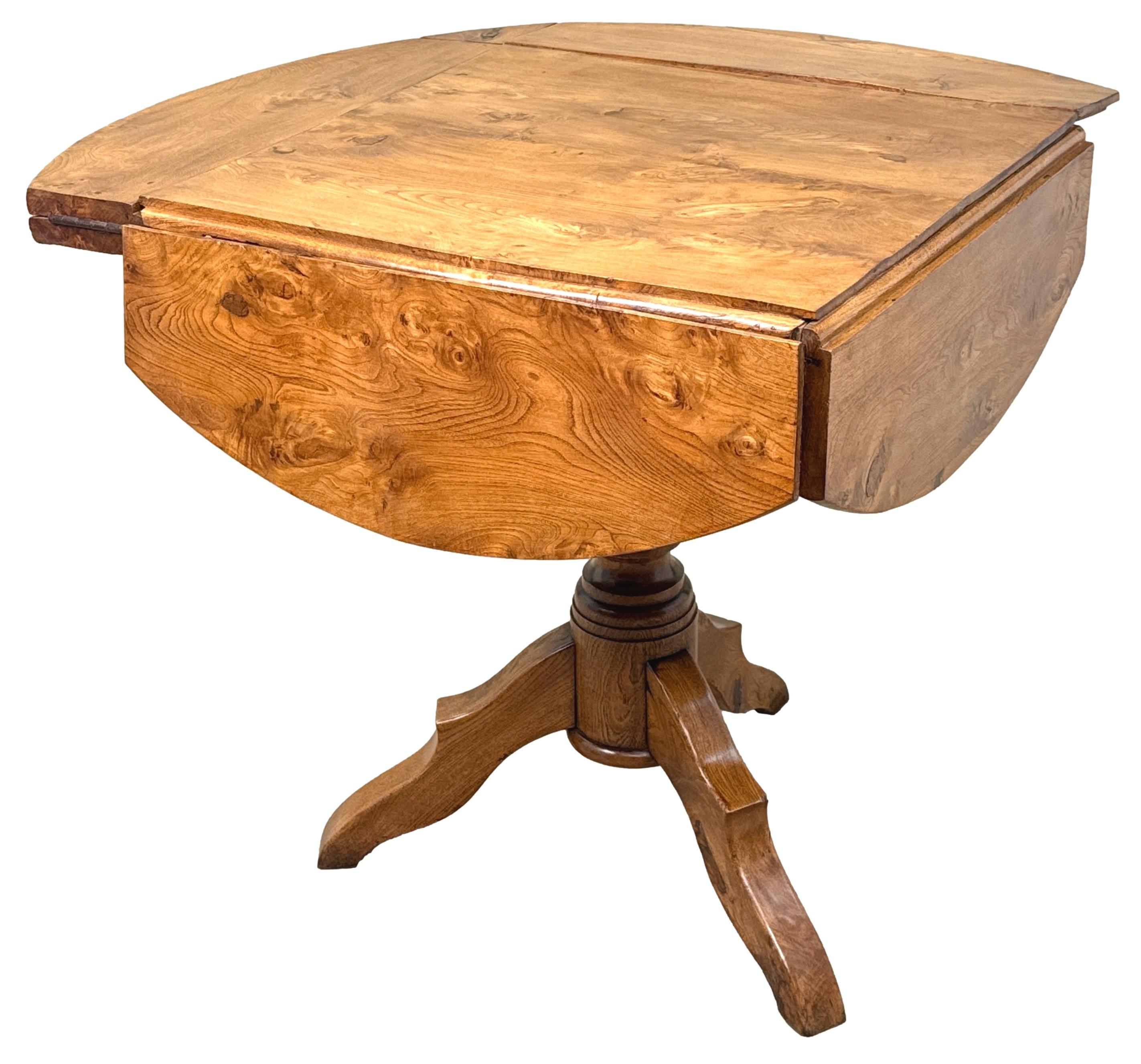 Table centrale à rallonge en orme figuré du milieu du XIXe siècle, extrêmement inhabituelle et très rare, qui a conservé une couleur et une patine merveilleuses sur l'ensemble de ses surfaces très figurées. Le plateau carré est doté de quatre volets
