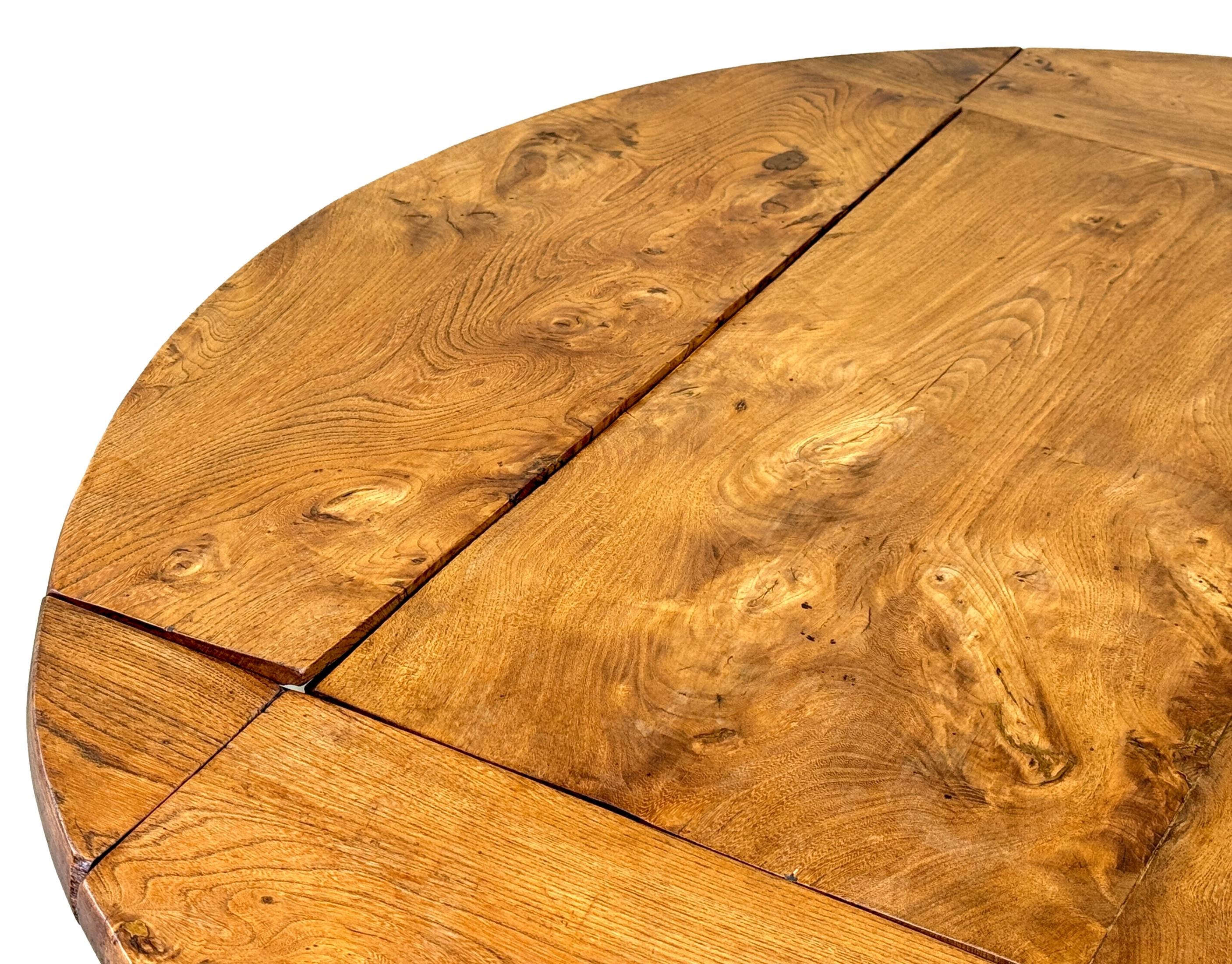 Français Rare table de centre en orme du 19e siècle, de style provincial français en vente