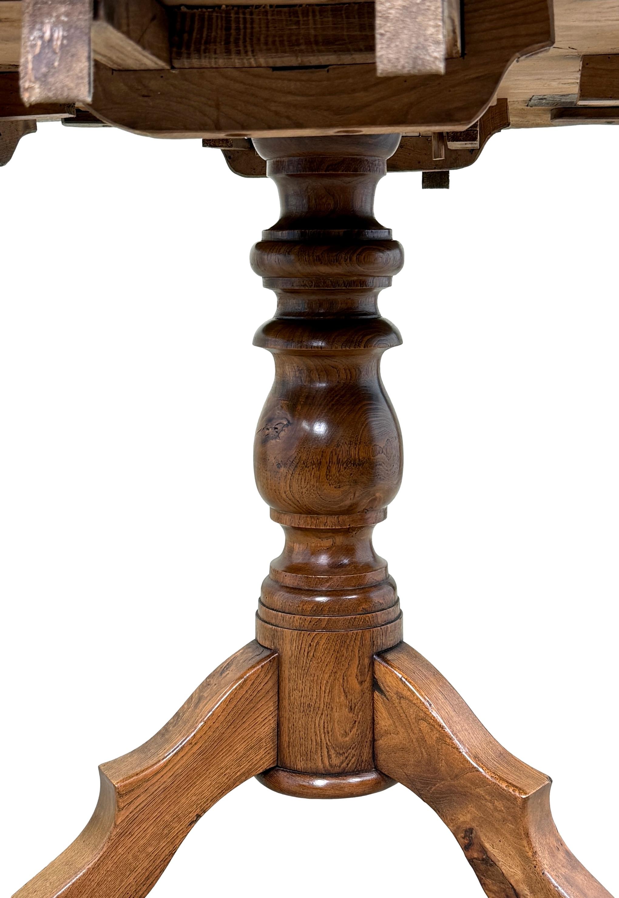 Rare table de centre en orme du 19e siècle, de style provincial français Bon état - En vente à Bedfordshire, GB