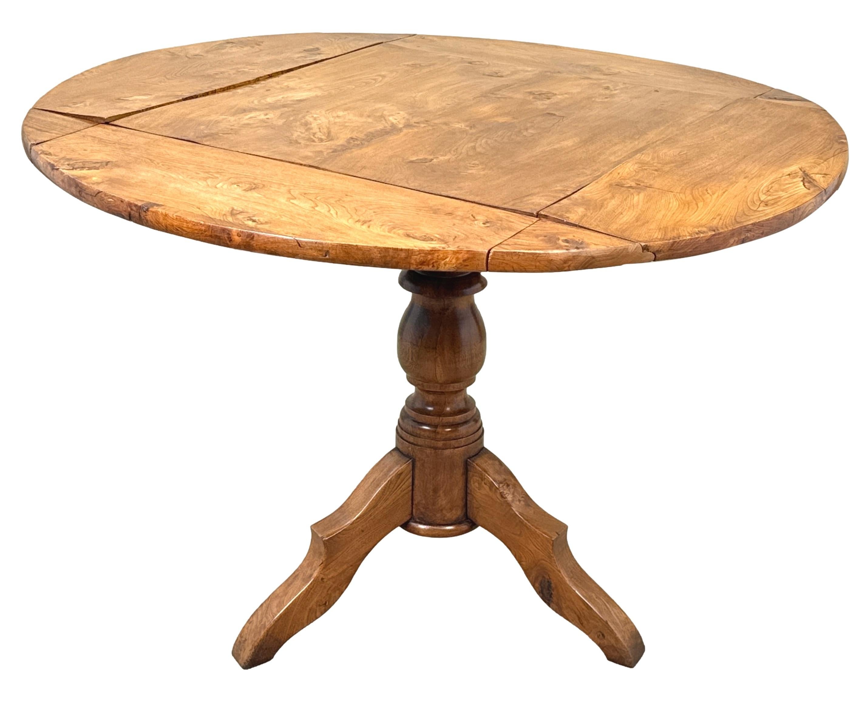 XIXe siècle Rare table de centre en orme du 19e siècle, de style provincial français en vente