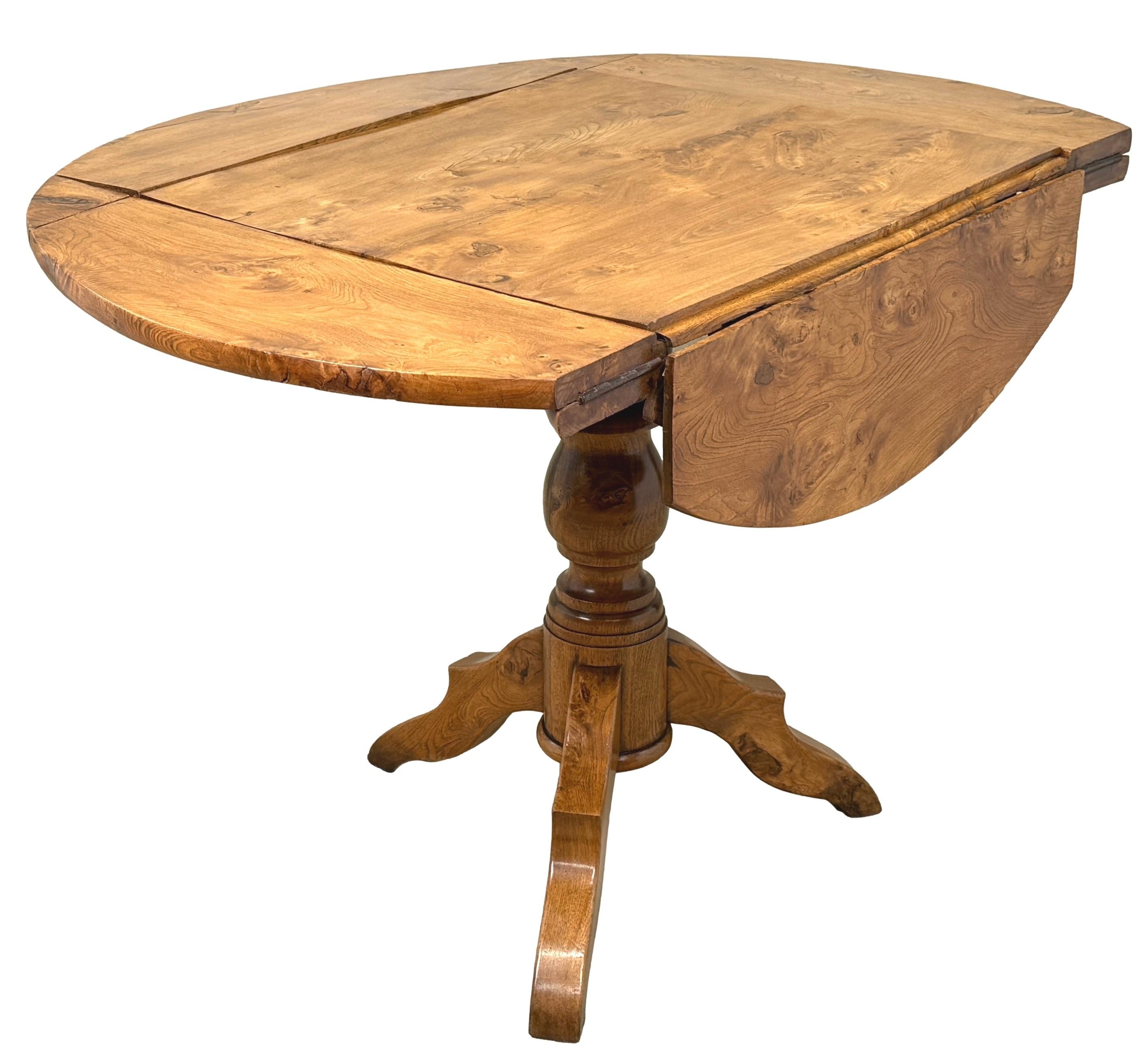 Orme Rare table de centre en orme du 19e siècle, de style provincial français en vente
