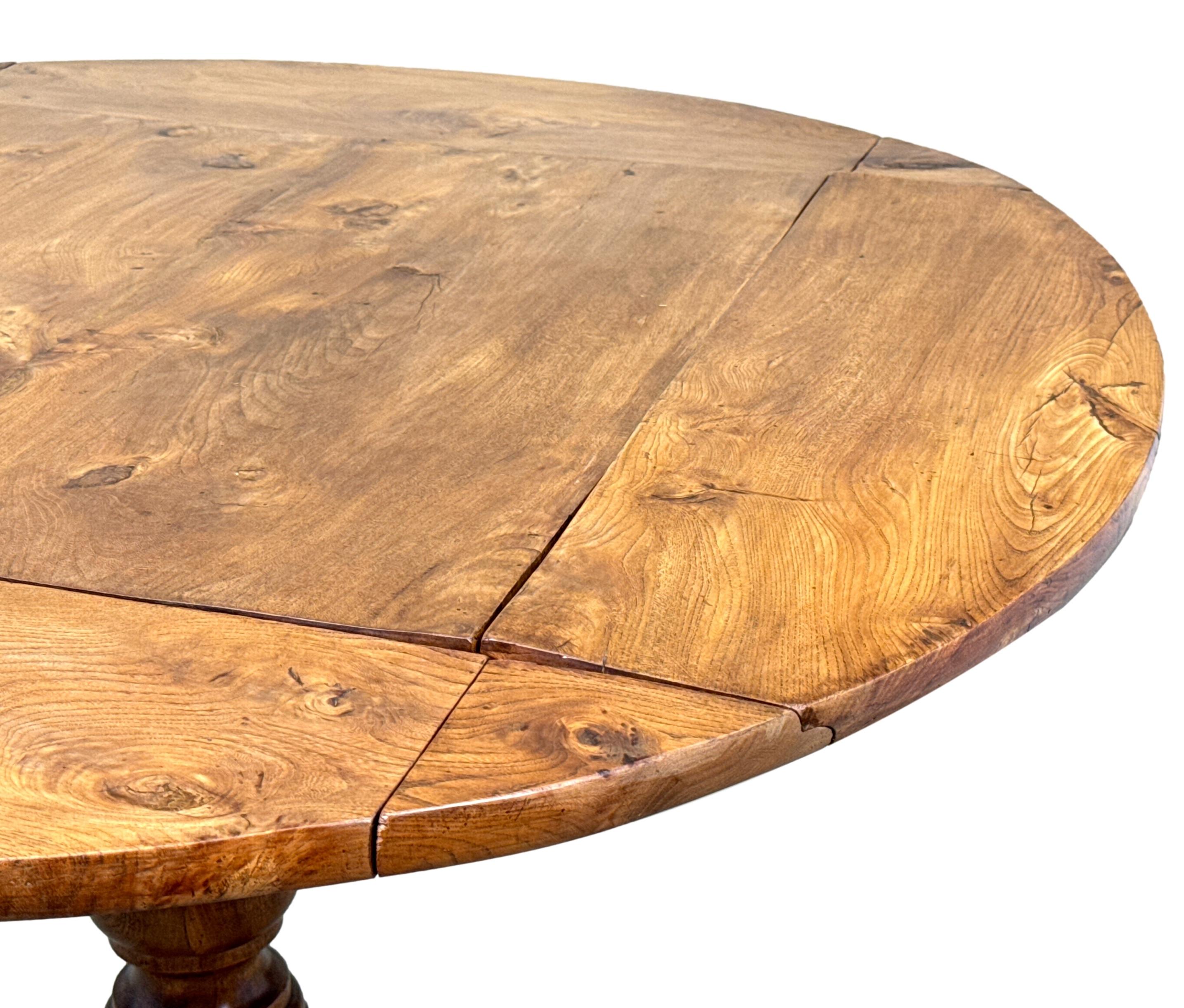 Rare table de centre en orme du 19e siècle, de style provincial français en vente 1