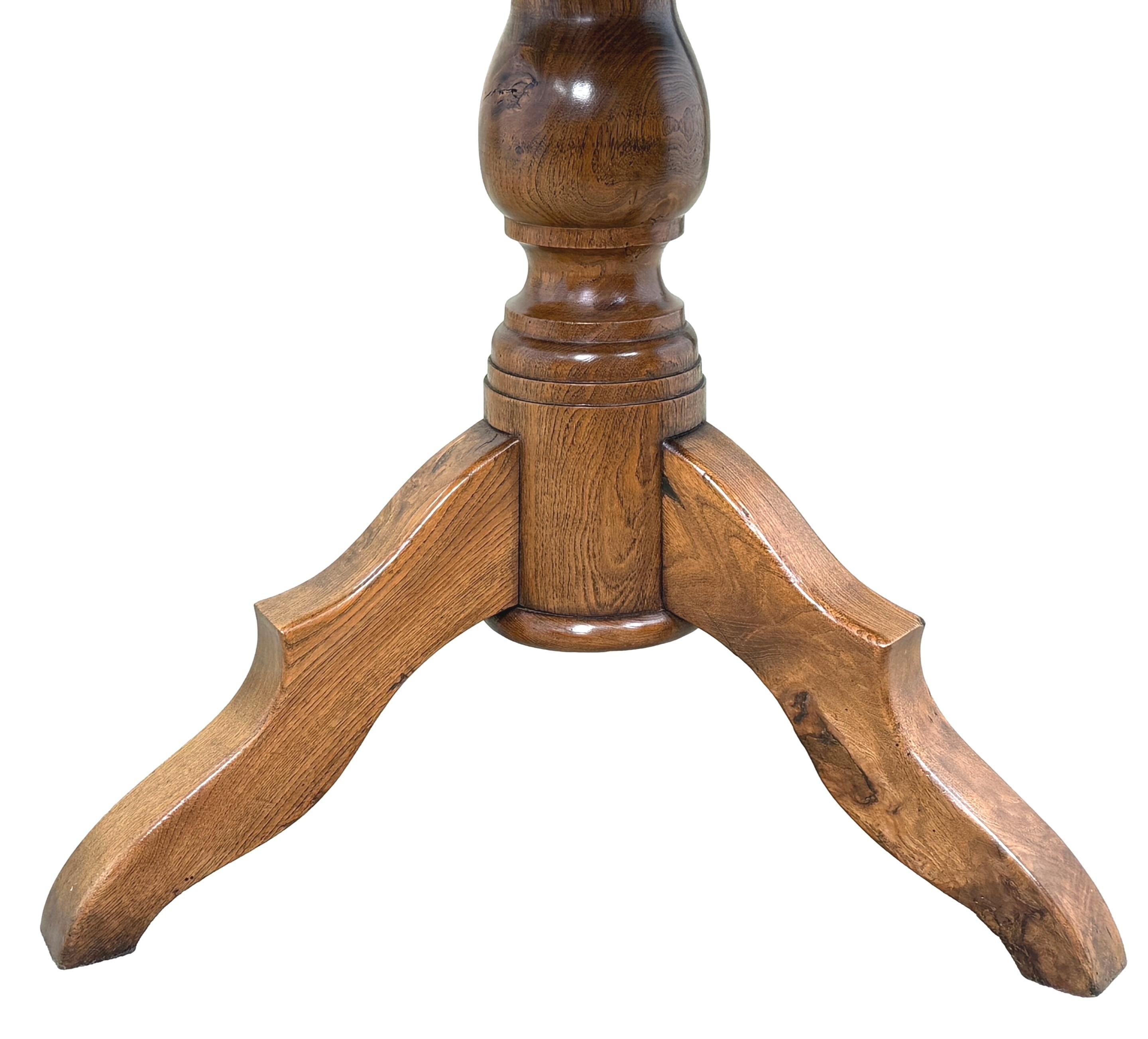 Rare table de centre en orme du 19e siècle, de style provincial français en vente 2