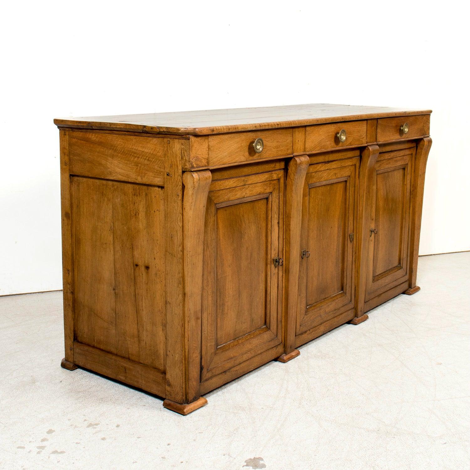 Rare 19th Century French Restauration Period Walnut Kitchen Island or Buffet In Good Condition In Birmingham, AL